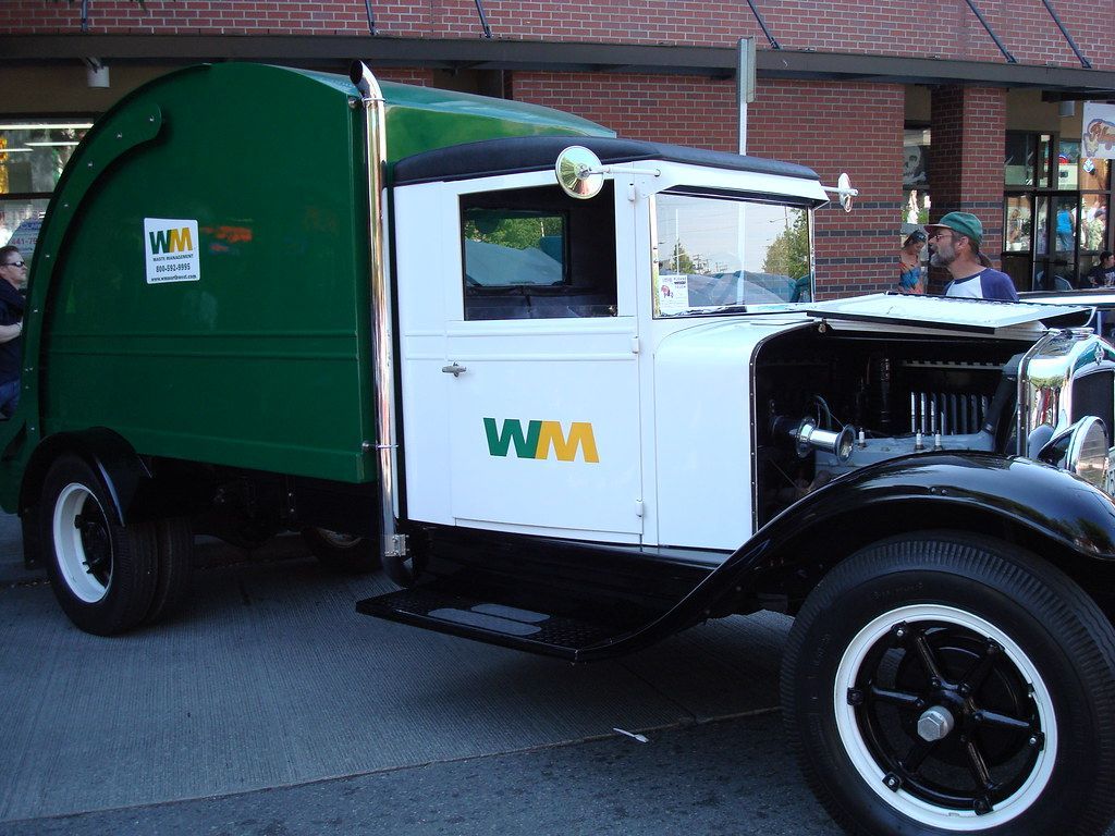 1024x768 Old Timey Garbage Truck. Lino Martins