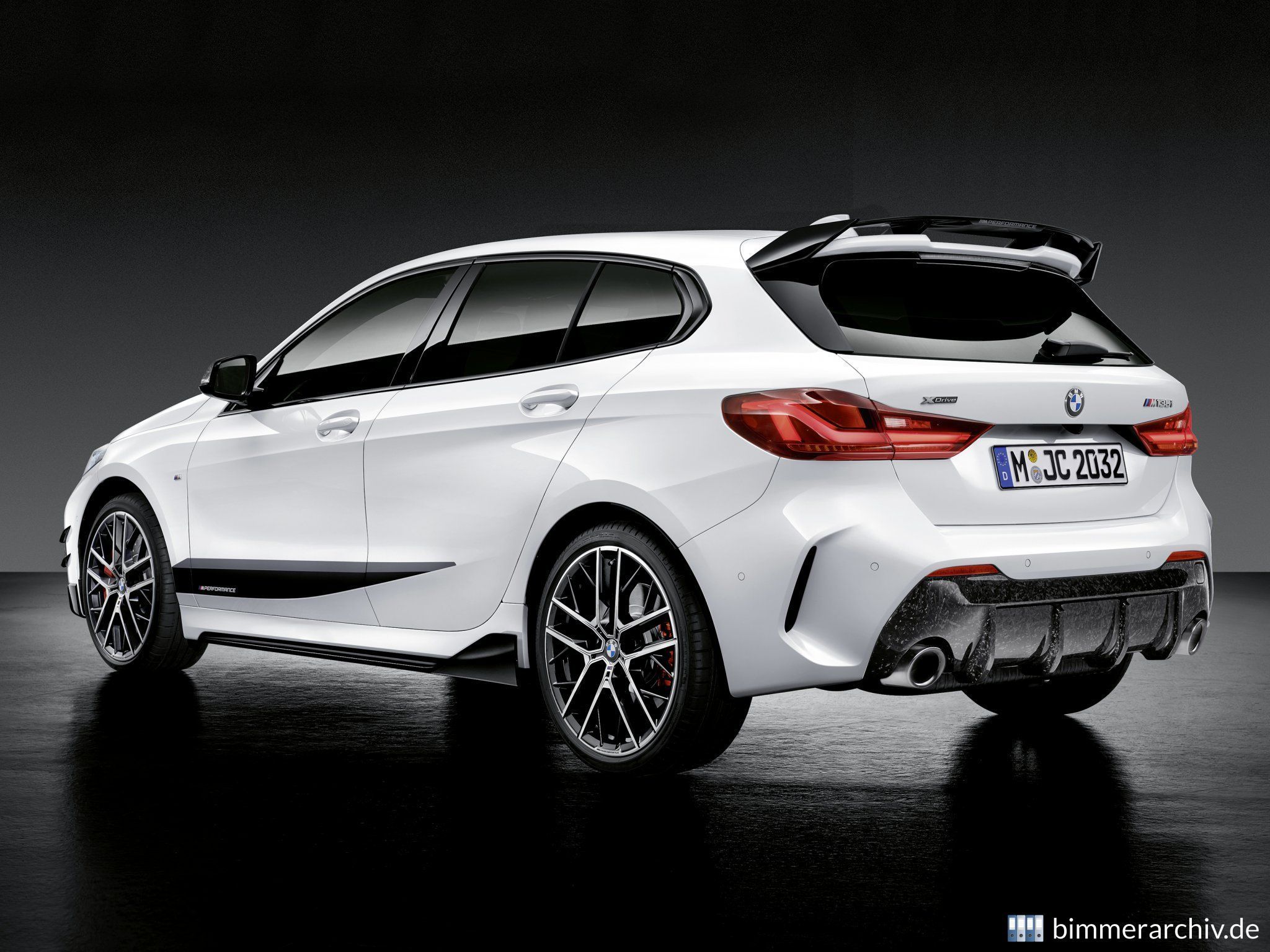 2048x1536 BMW M135i xDrive