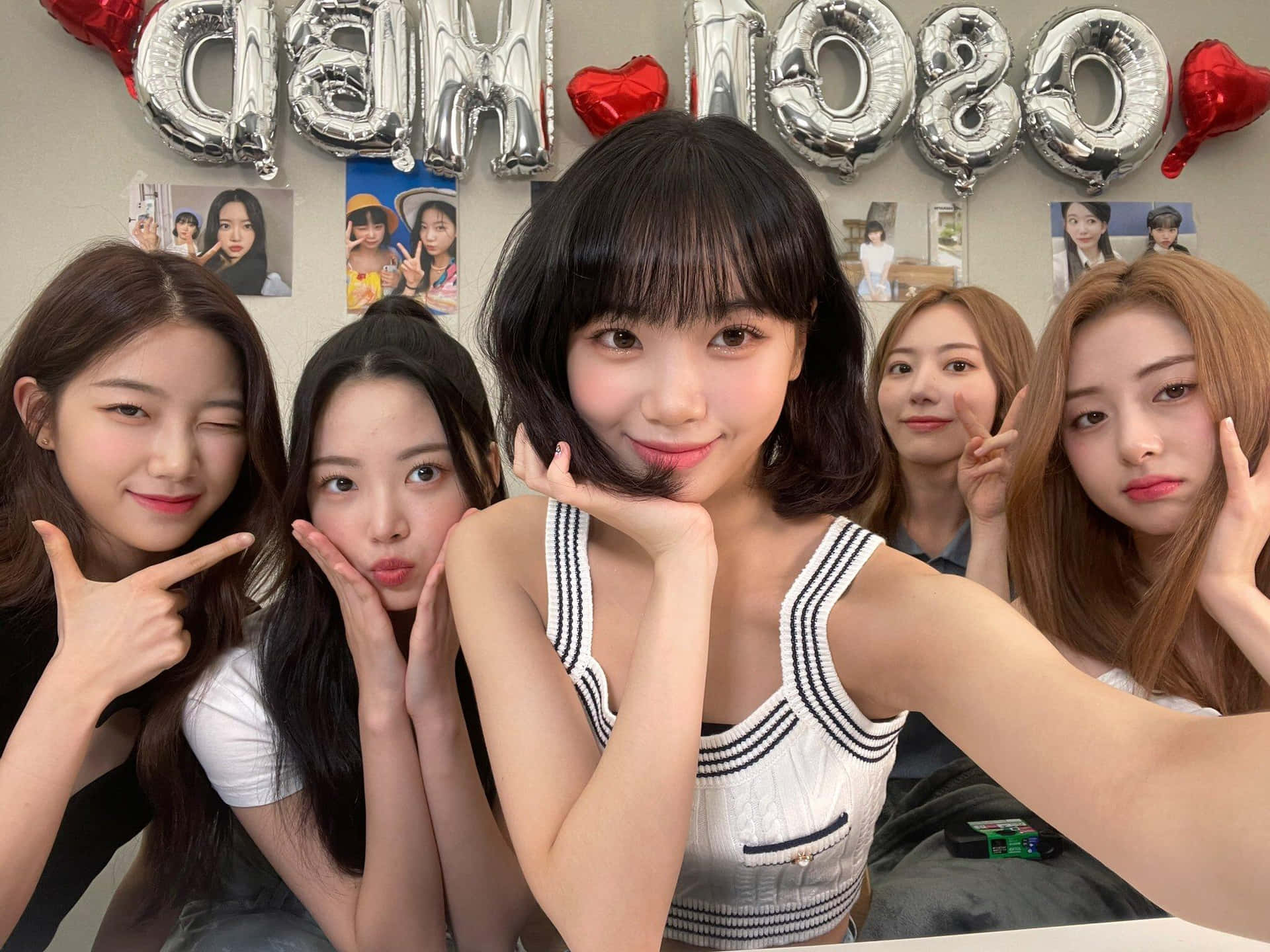 1920x1440 Group Selfie Celebration Wallpaper
