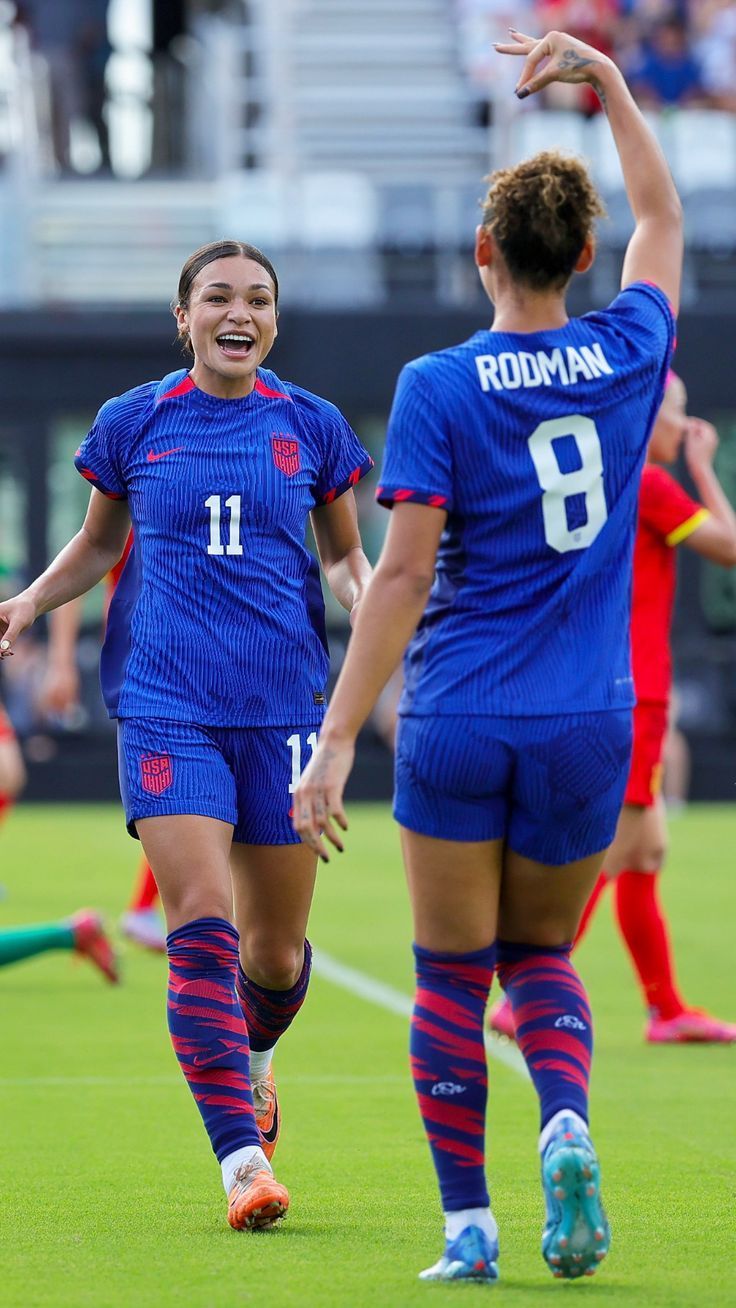 736x1308 Sophia Smith & Trinity Rodman