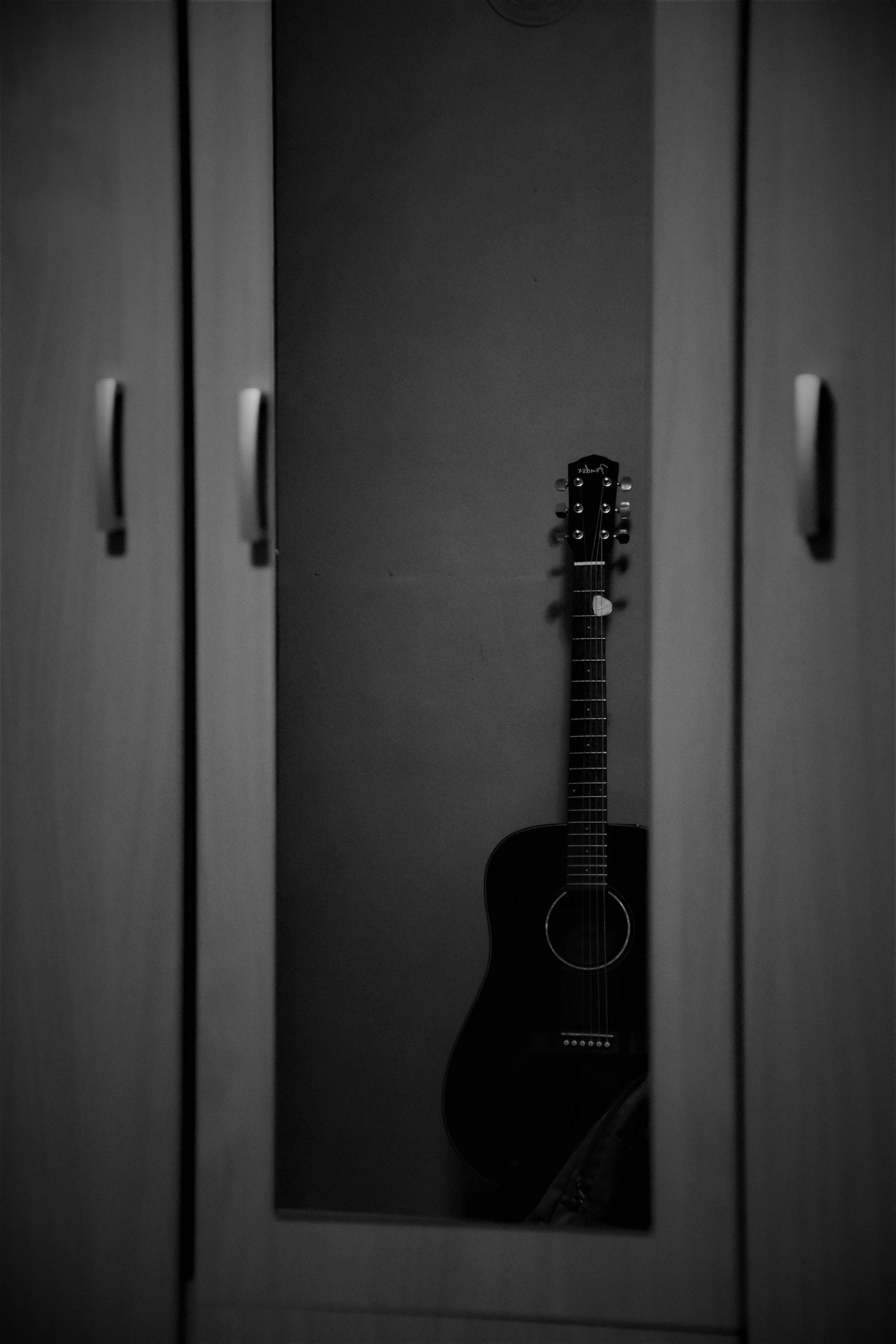 1920x2880 Guitar Reflection in Wardrobe Mirror