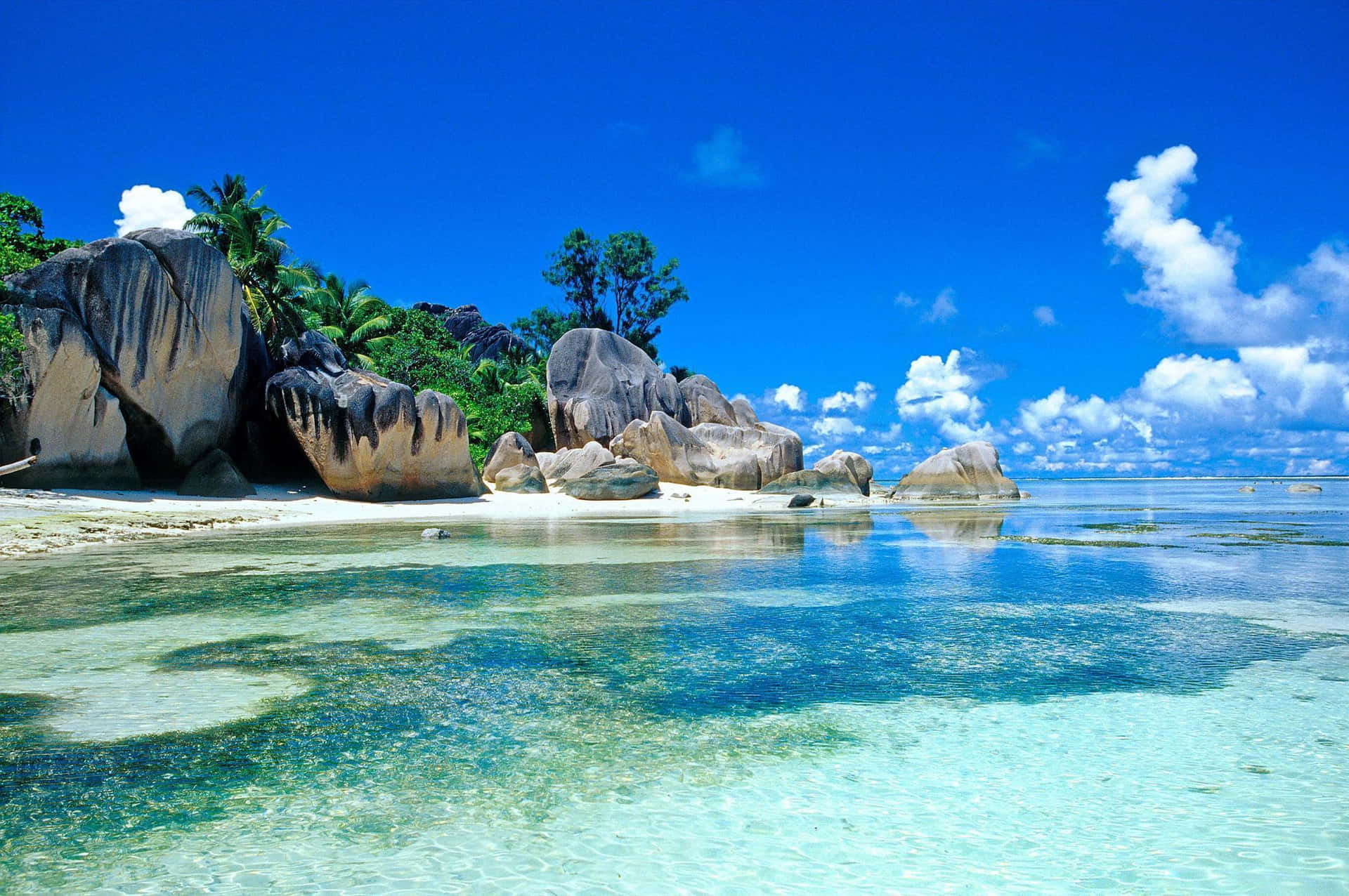 1920x1276 Clear Water And Rocks Wallpaper