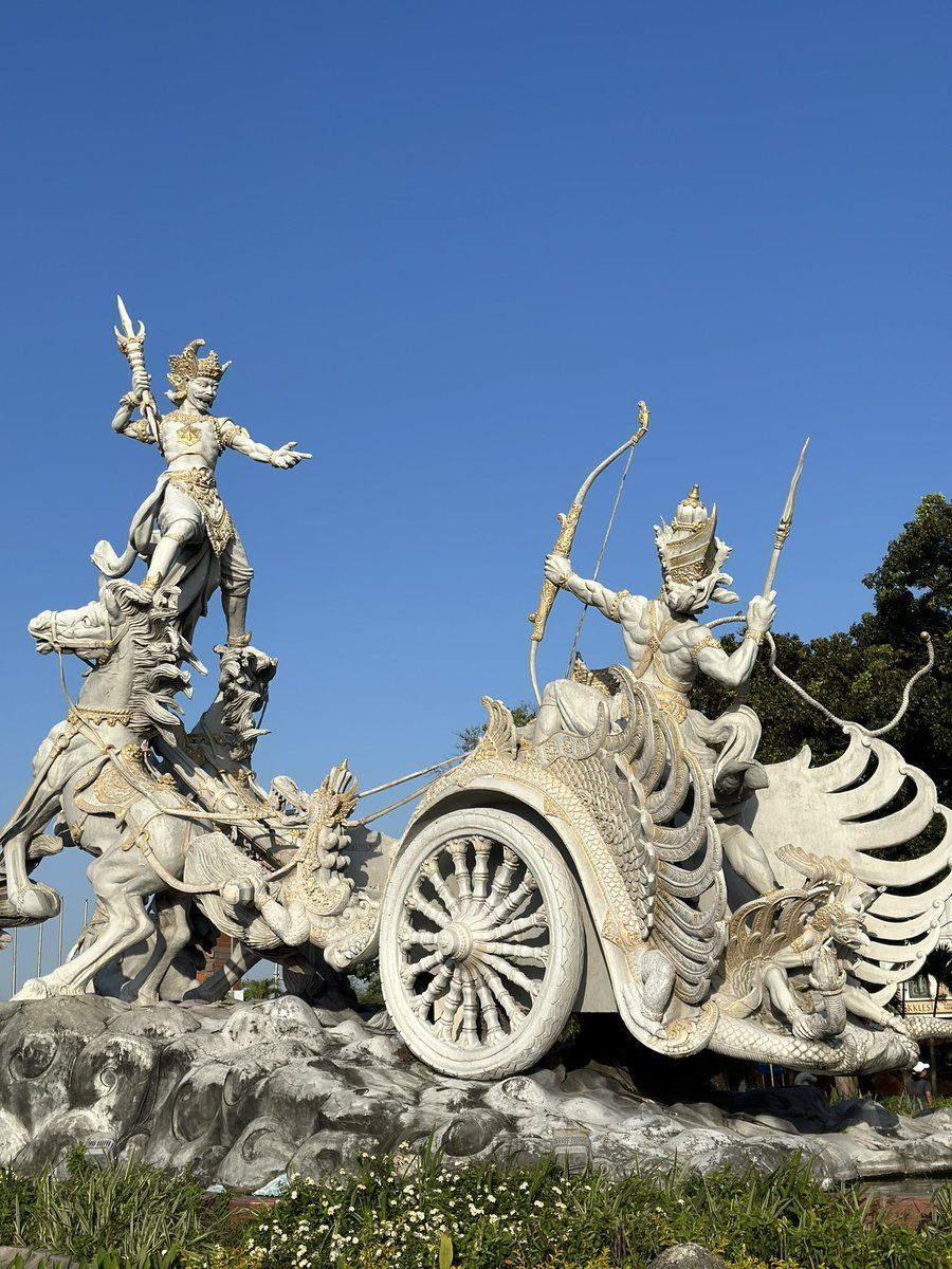 900x1200 Ghatotkacha vs karna statue in Bali