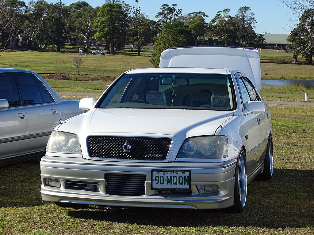 1024x768 Toyota Crown