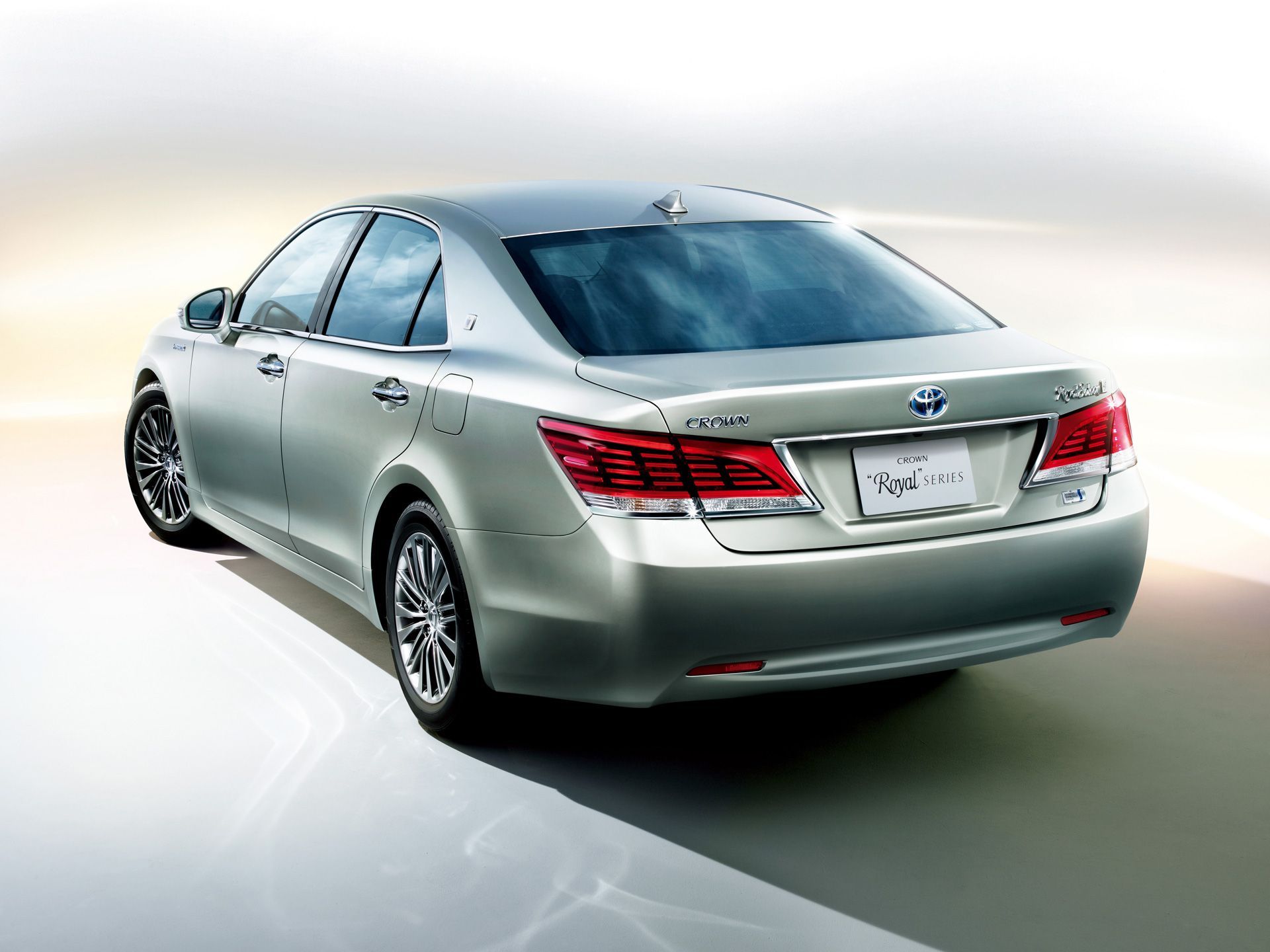 1920x1440 Crown. Toyota Motor Corporation