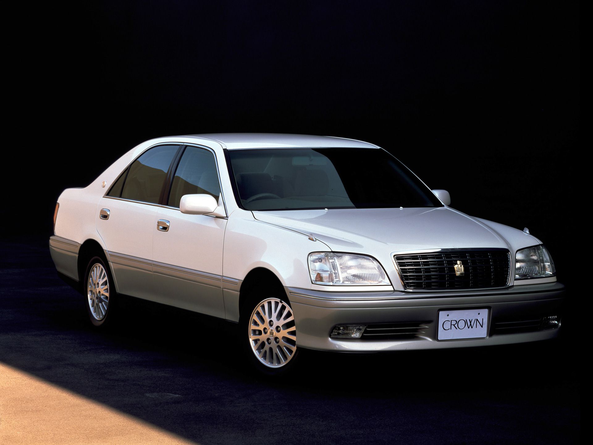 1920x1440 Crown. Toyota Motor Corporation