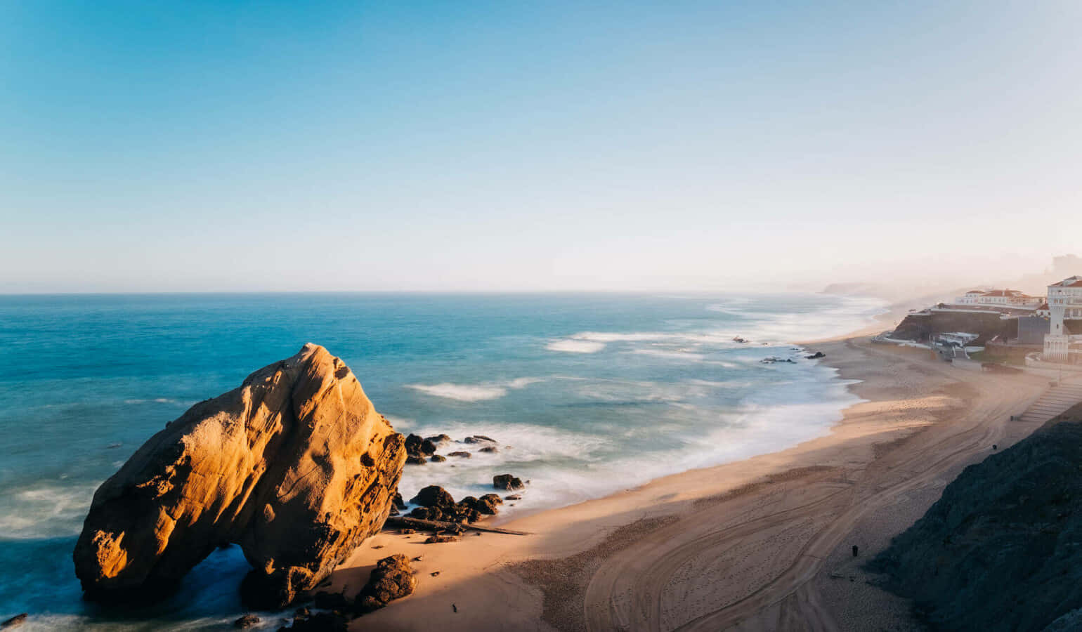 1540x900 pictureque Portuguese Beach Wallpaper