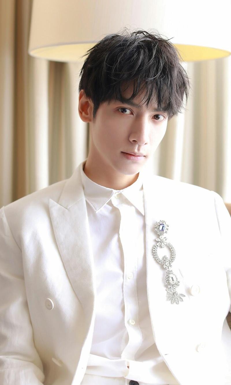 800x1333 Luo Yunxi APK Download for Android