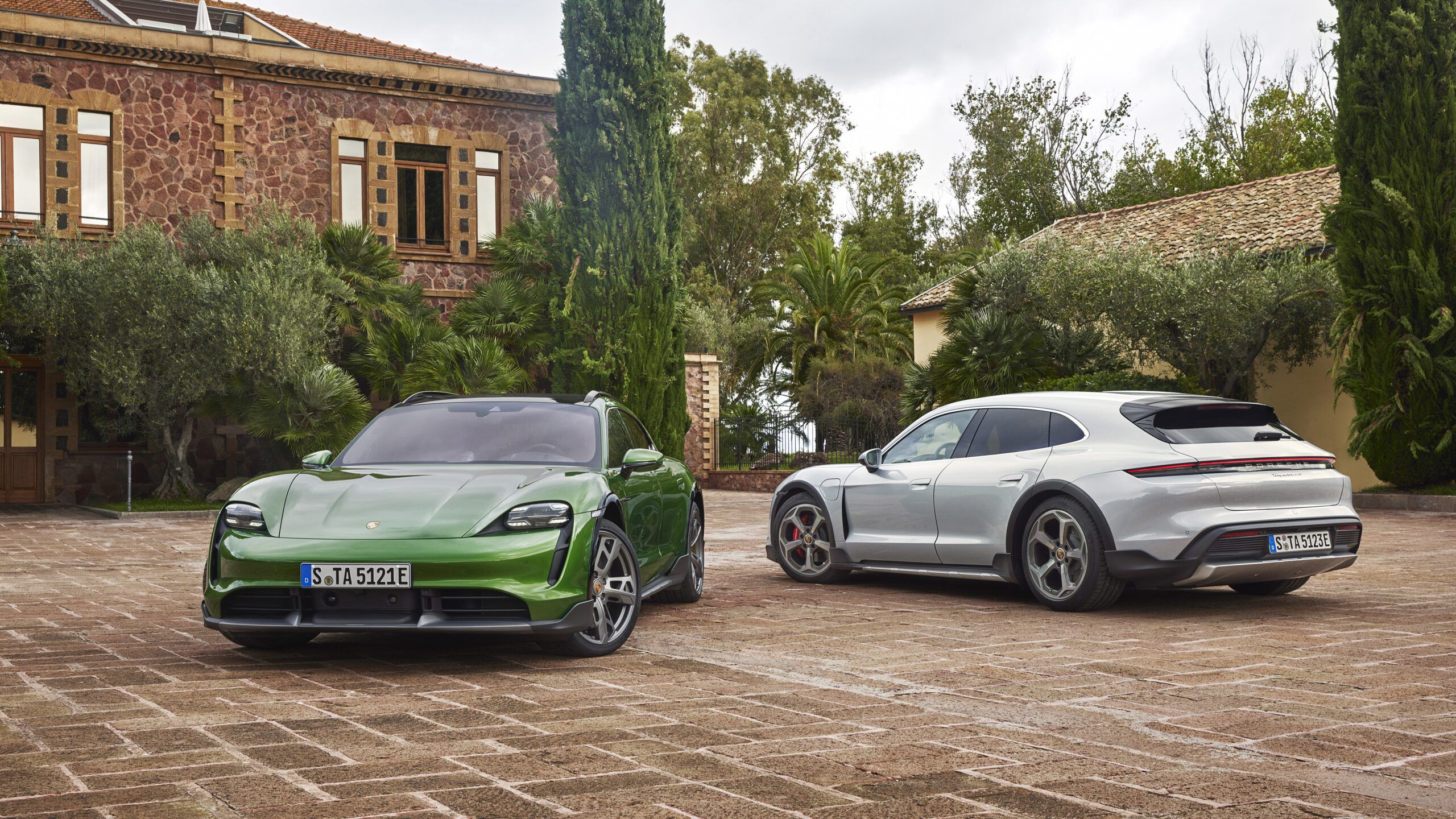 2560x1440 Porsche Taycan Turbo S Cross