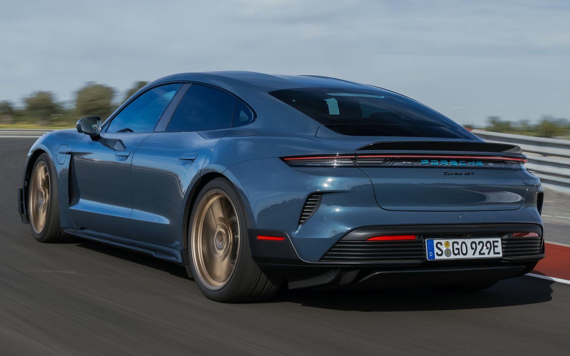 1920x1200 Porsche Taycan Turbo GT