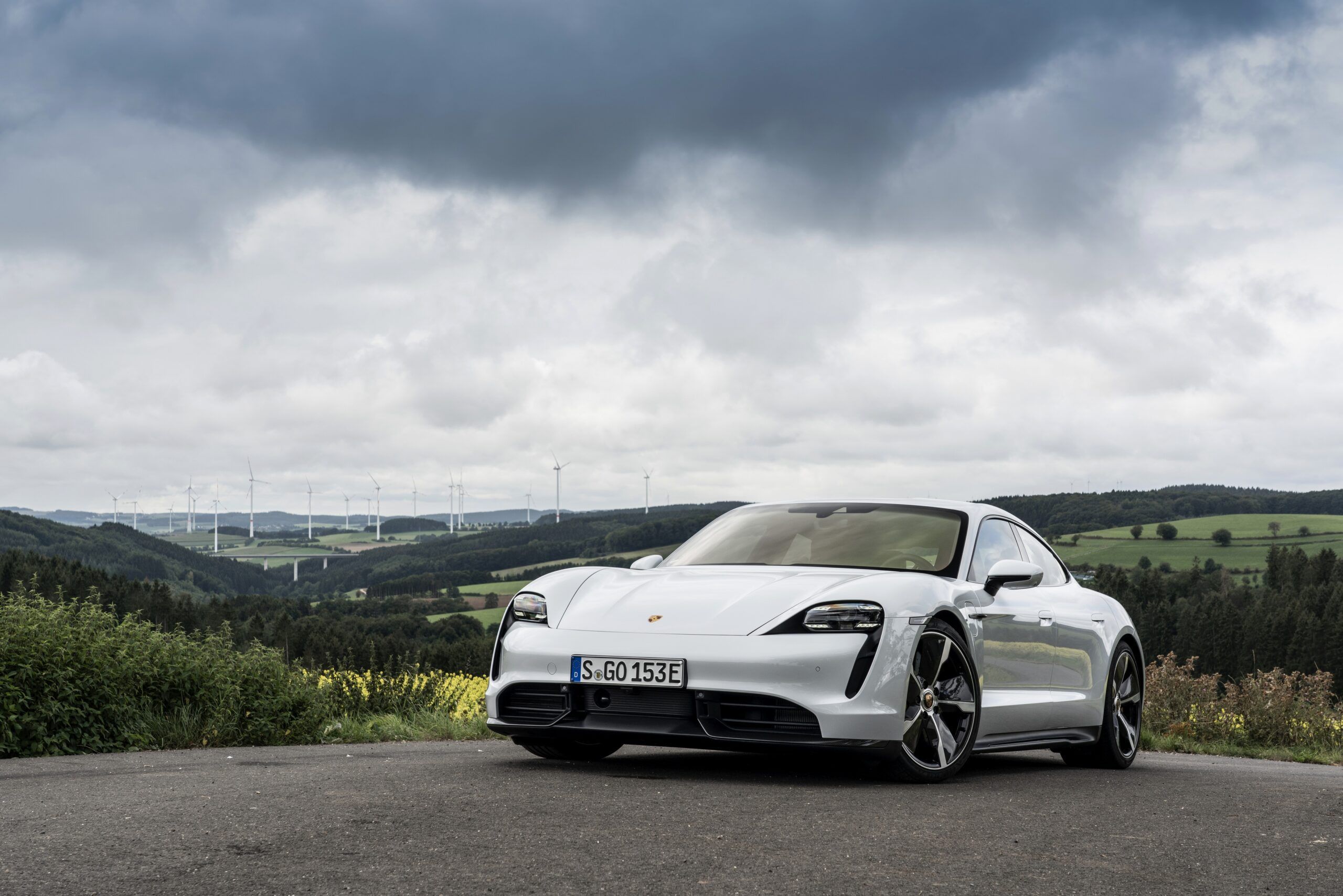 2560x1708 Porsche Taycan Turbo Wallpaper