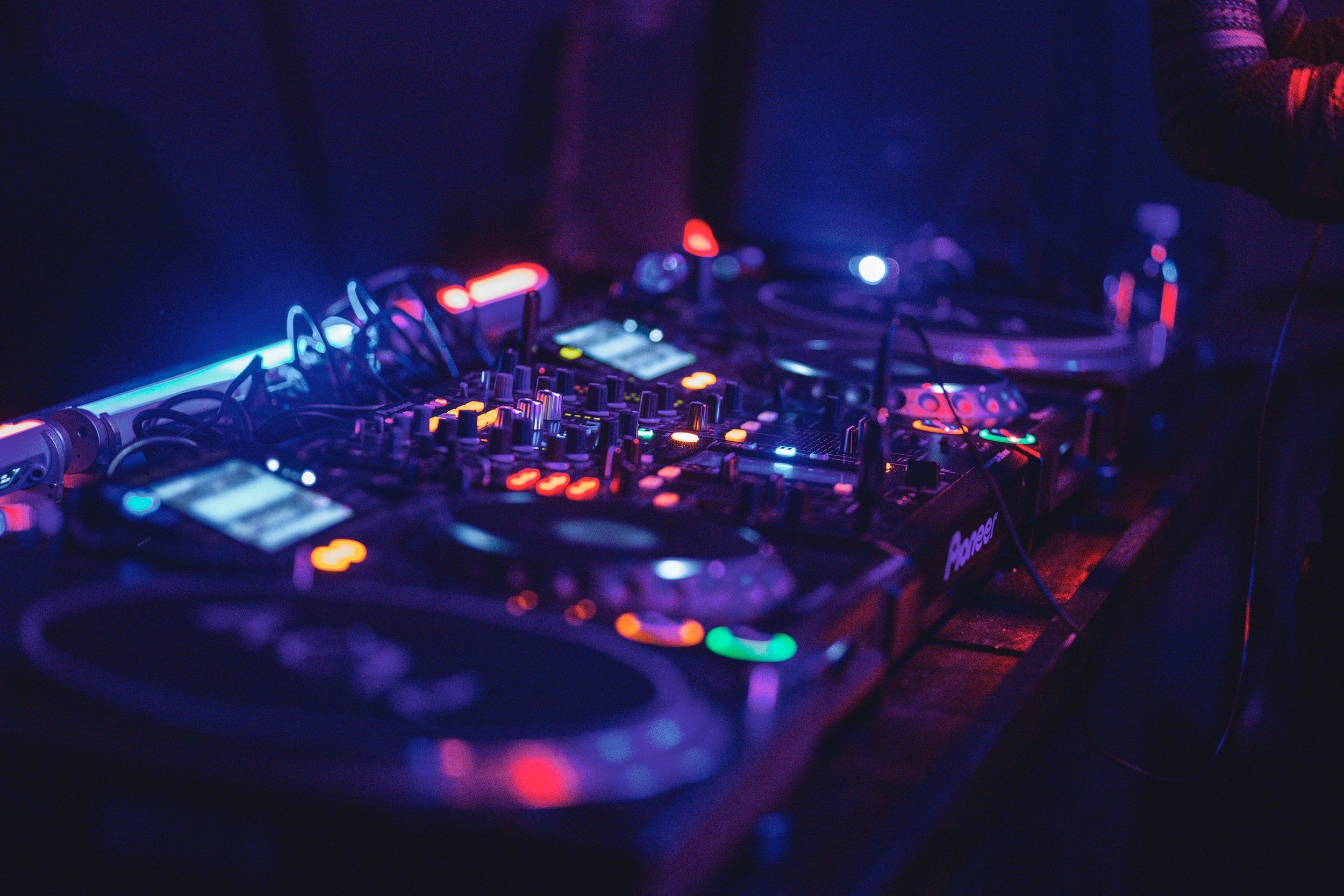 2500x1667 DJ EQUIPMENT