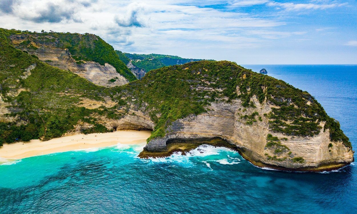 1250x750 KELINGKING BEACH. BEAUTIFUL BEACH WITH