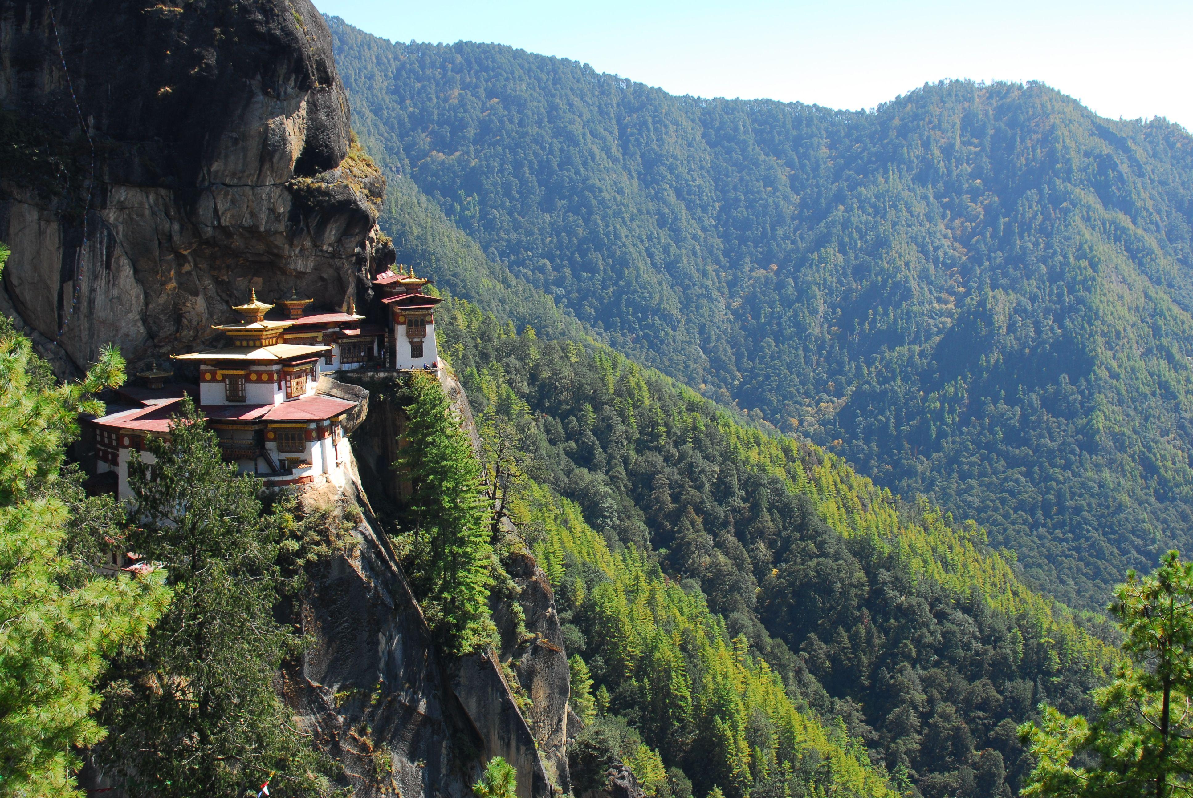Бутан азия. Бутан Гималаи. Бутан Тибет. Тибет Непал бутан Гималаи. Монастырь в горах бутан.