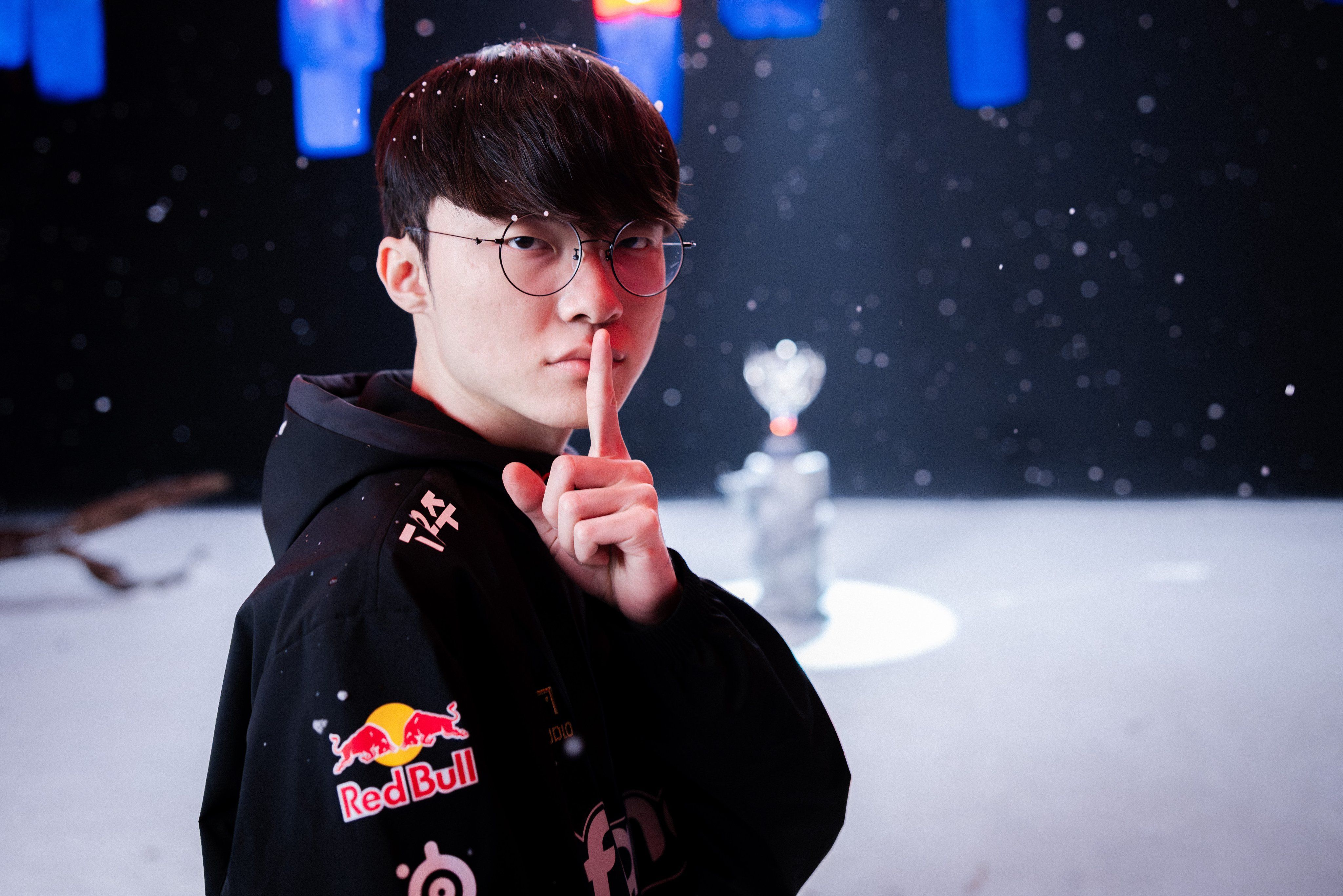 4096x2732 T1 Esports Pro Gamer with Trophy Faker Wallpaperx2732