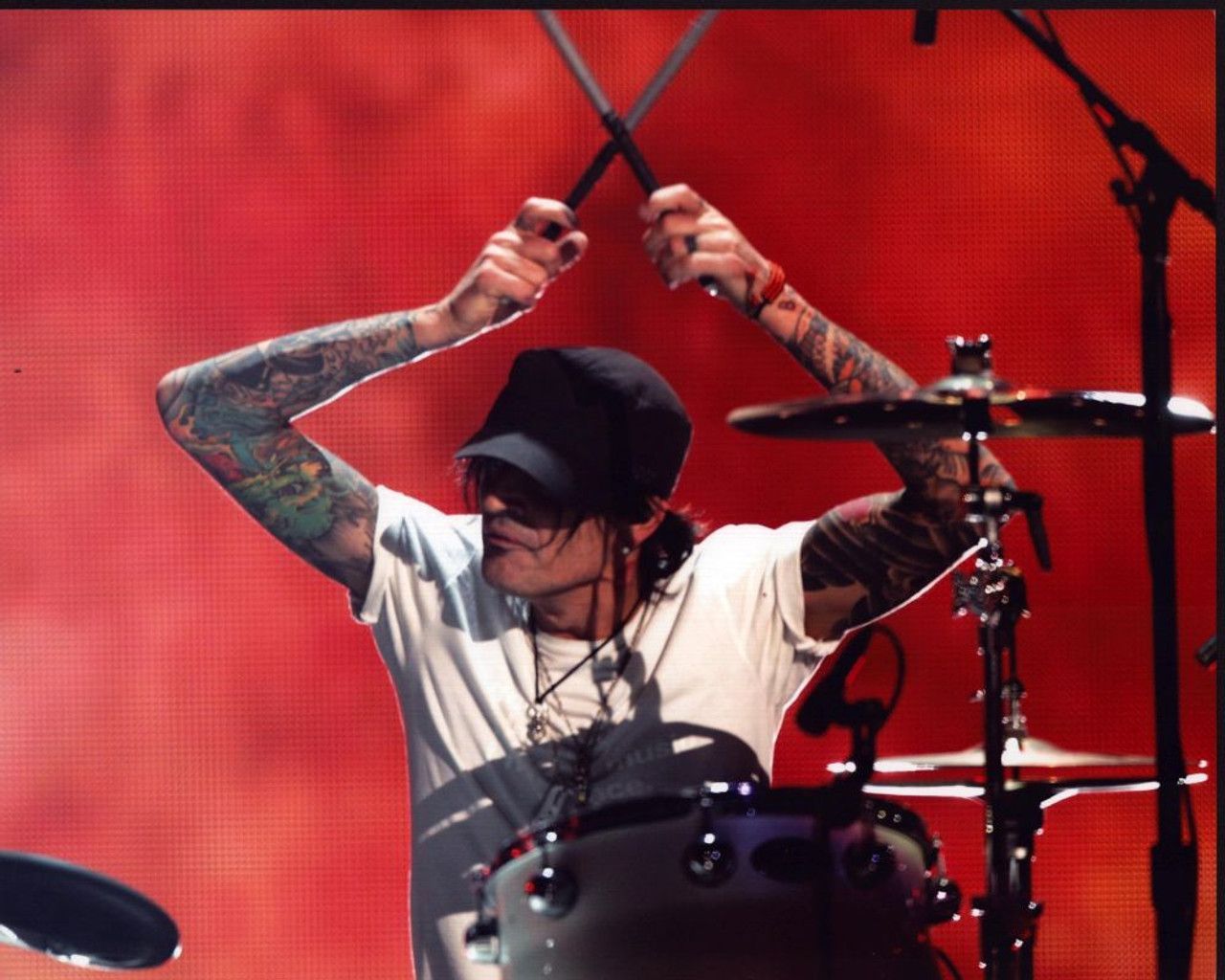 1280x1024 Tommy Lee Playing Drums Red Background