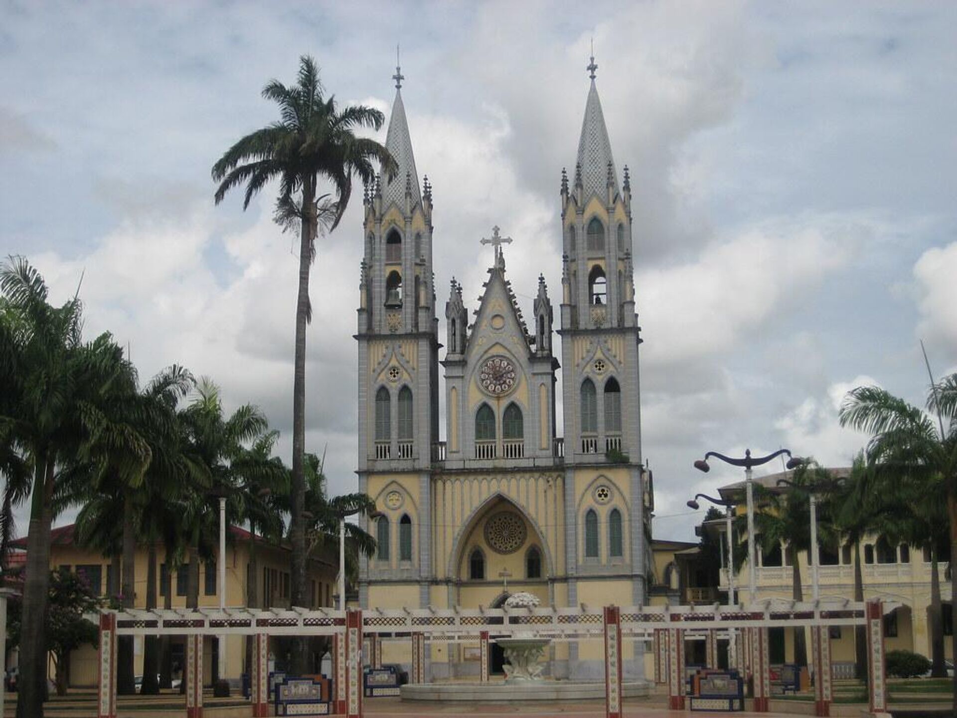 1920x1440 Equatorial Guinea's Ambassador