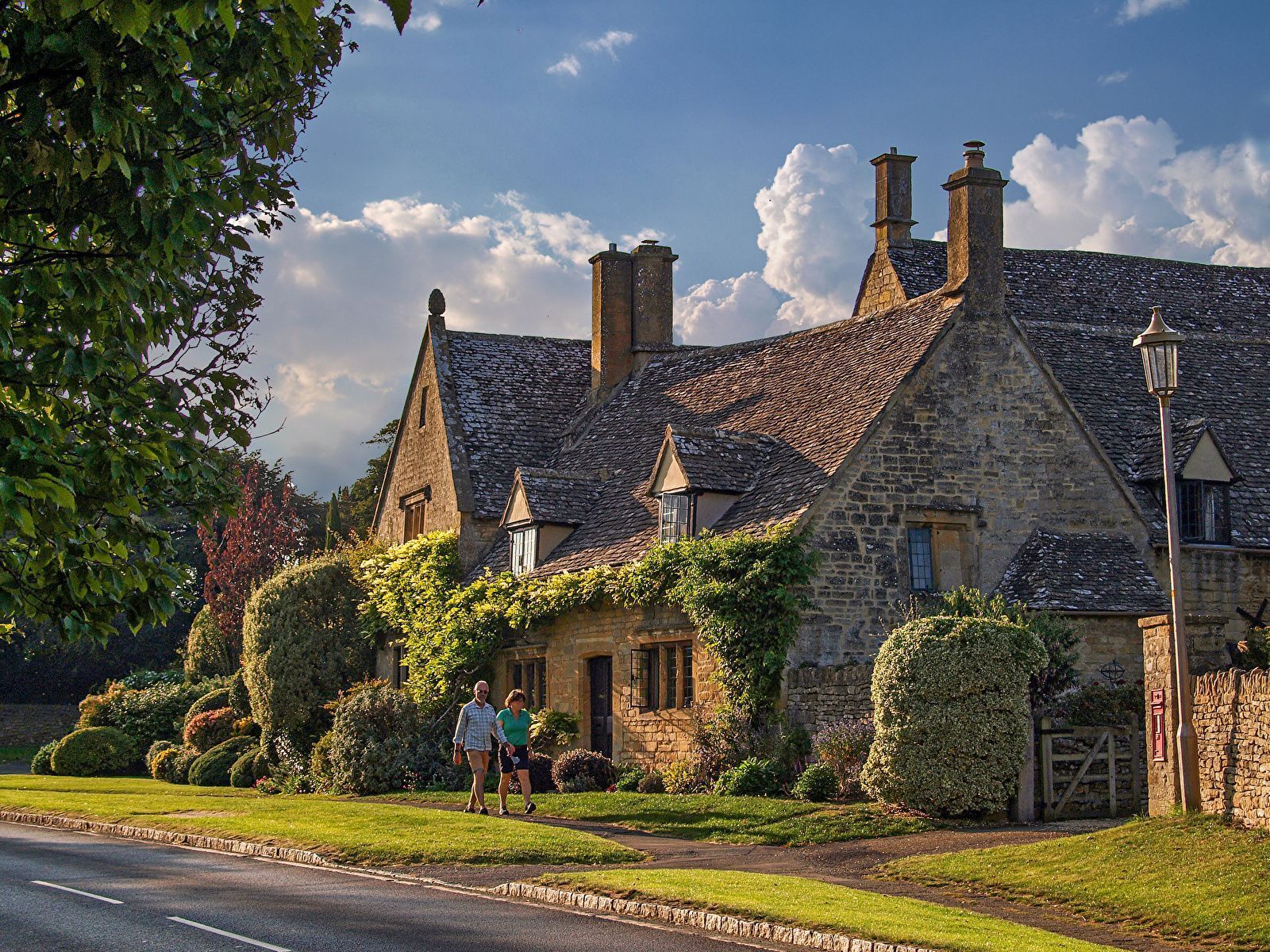 1600x1200 Desktop Wallpaper England Village
