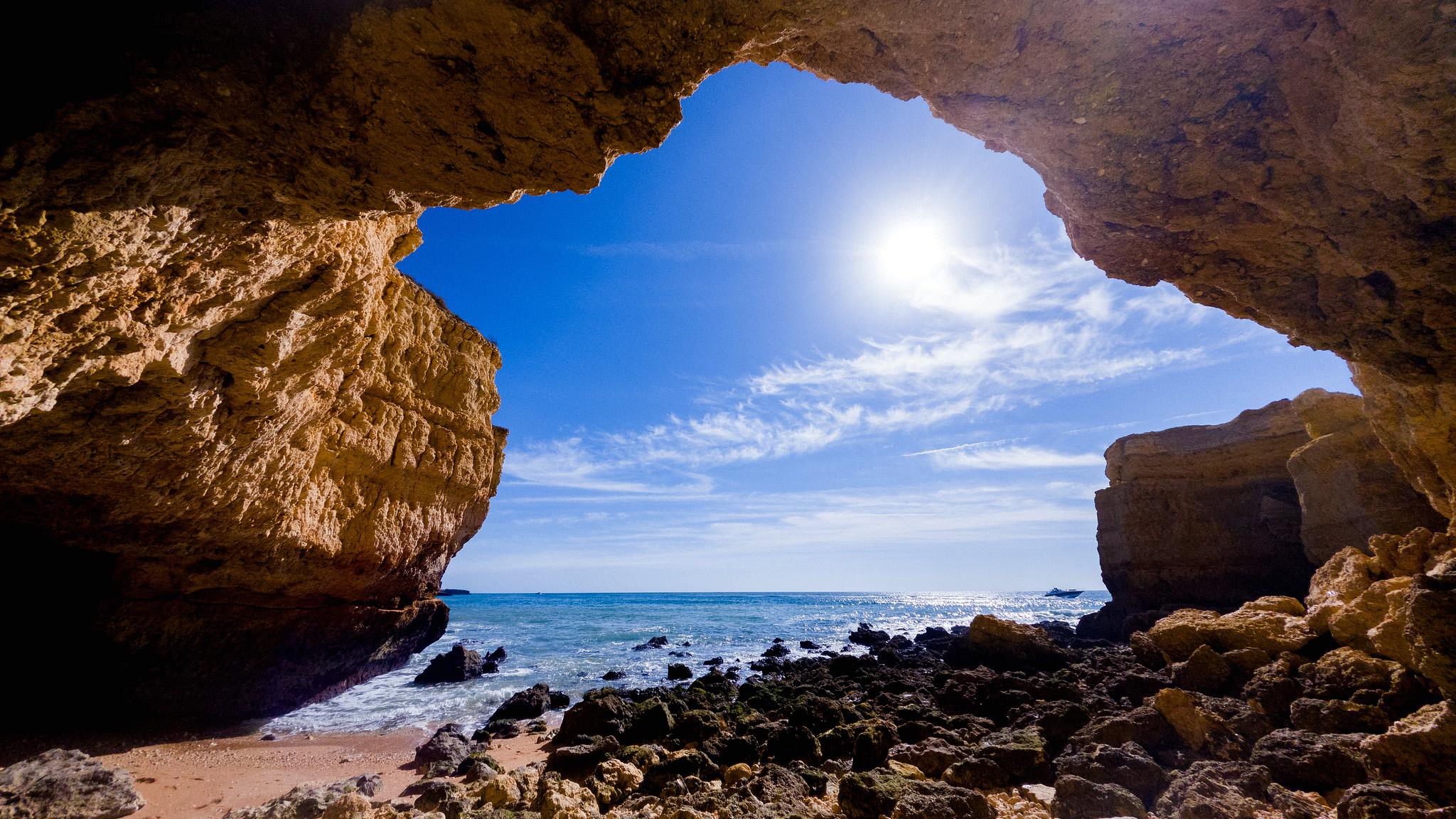 2048x1152 secret beach near Evaristo, Portugal