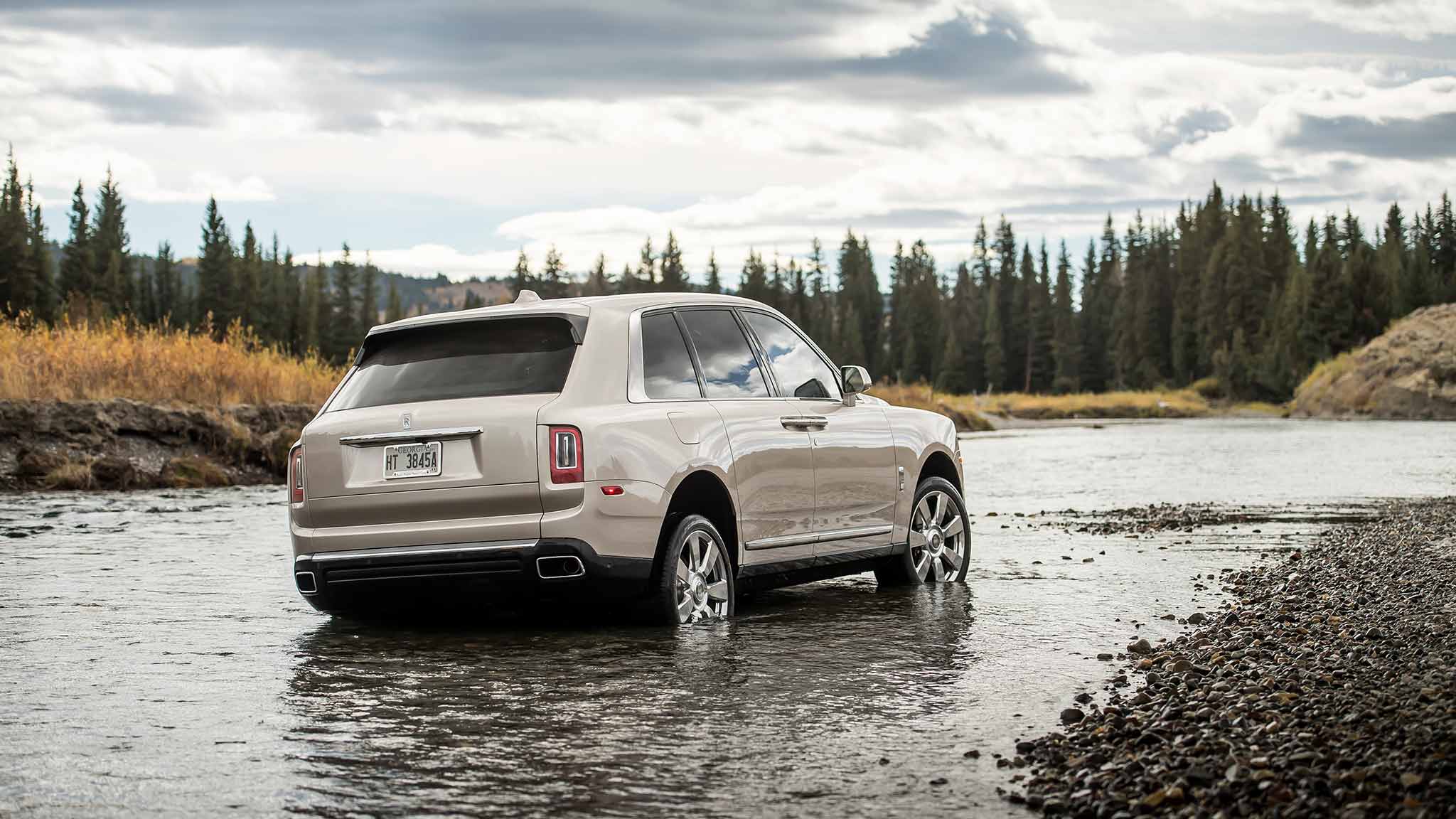 2048x1152 Rolls Royce Cullinan (Color: White Sands) Rear Three