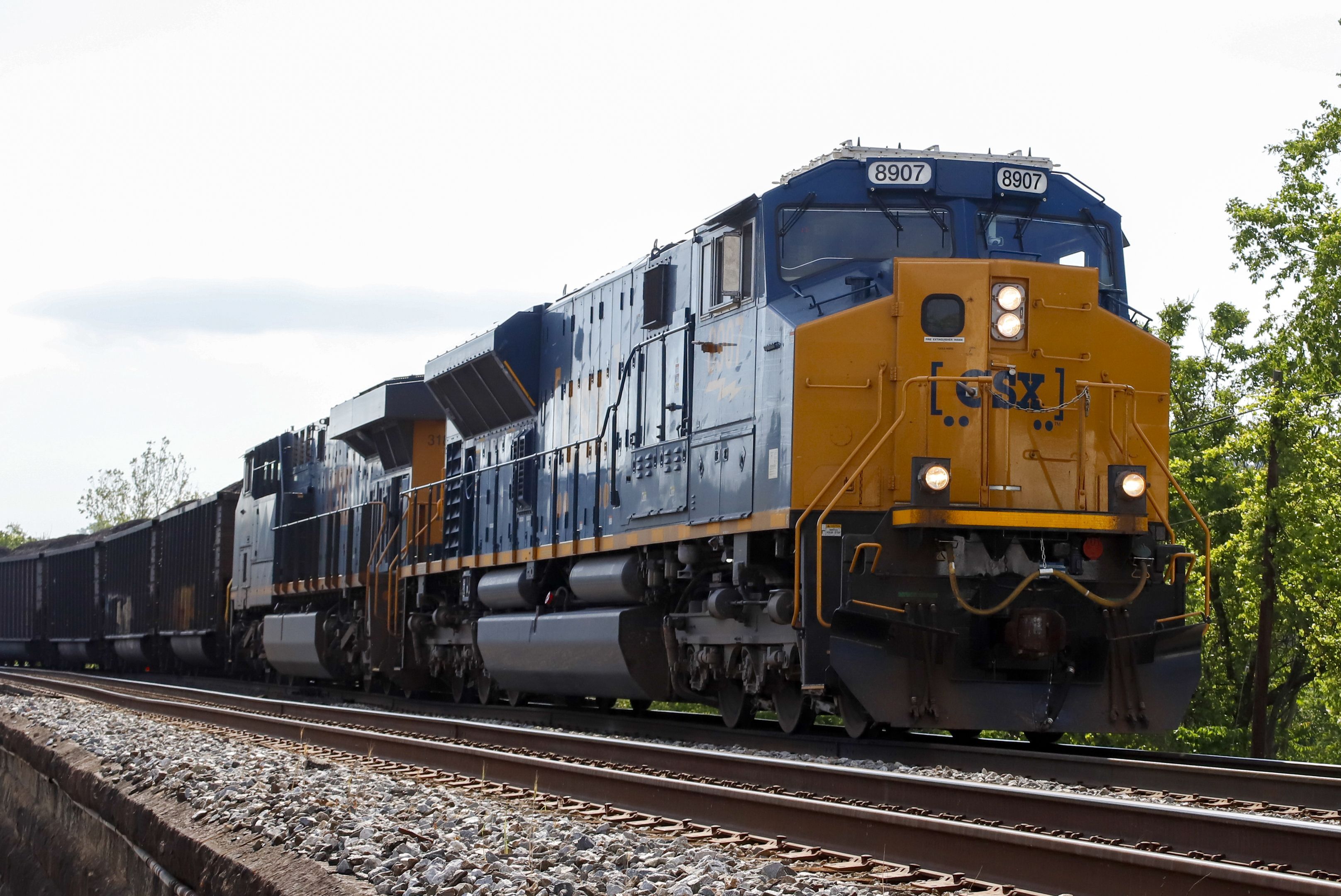 3232x2160 CSX profit slips in 4Q but railroad