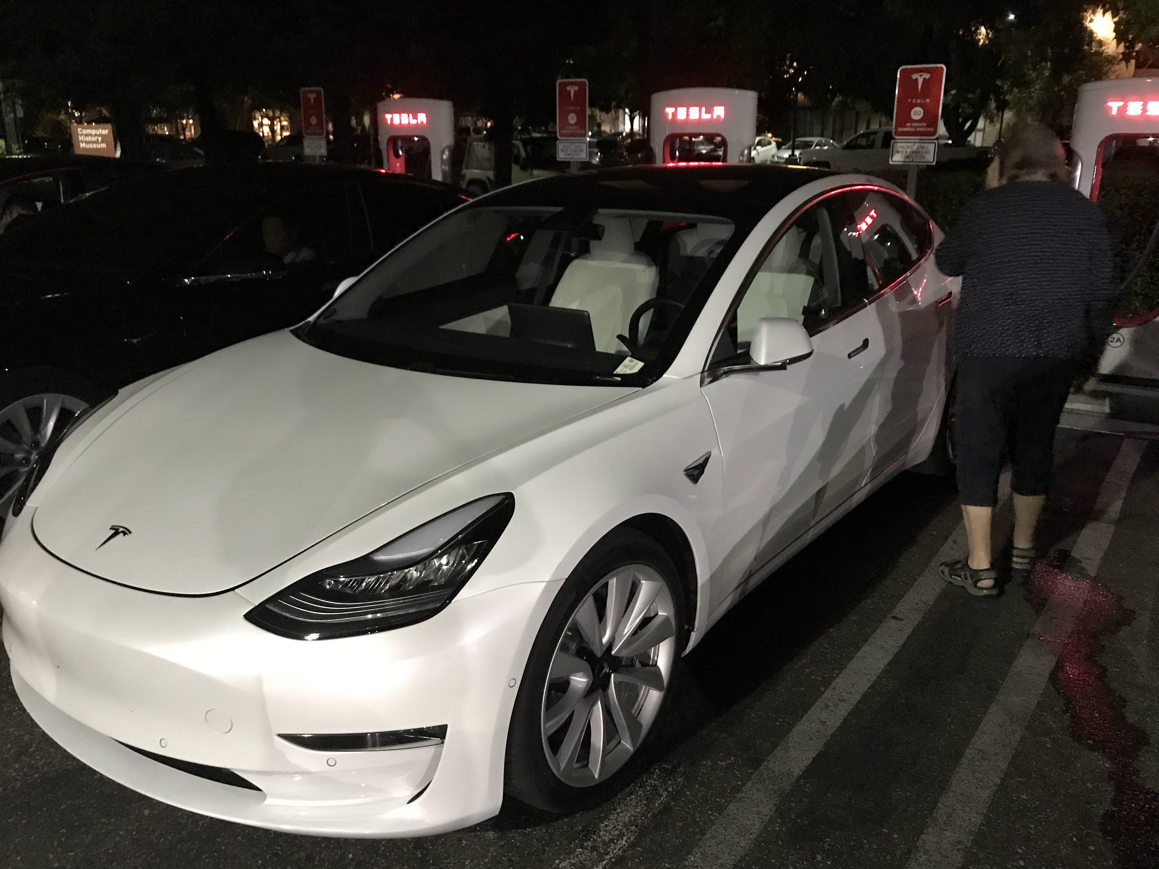 Tesla model 3 белая