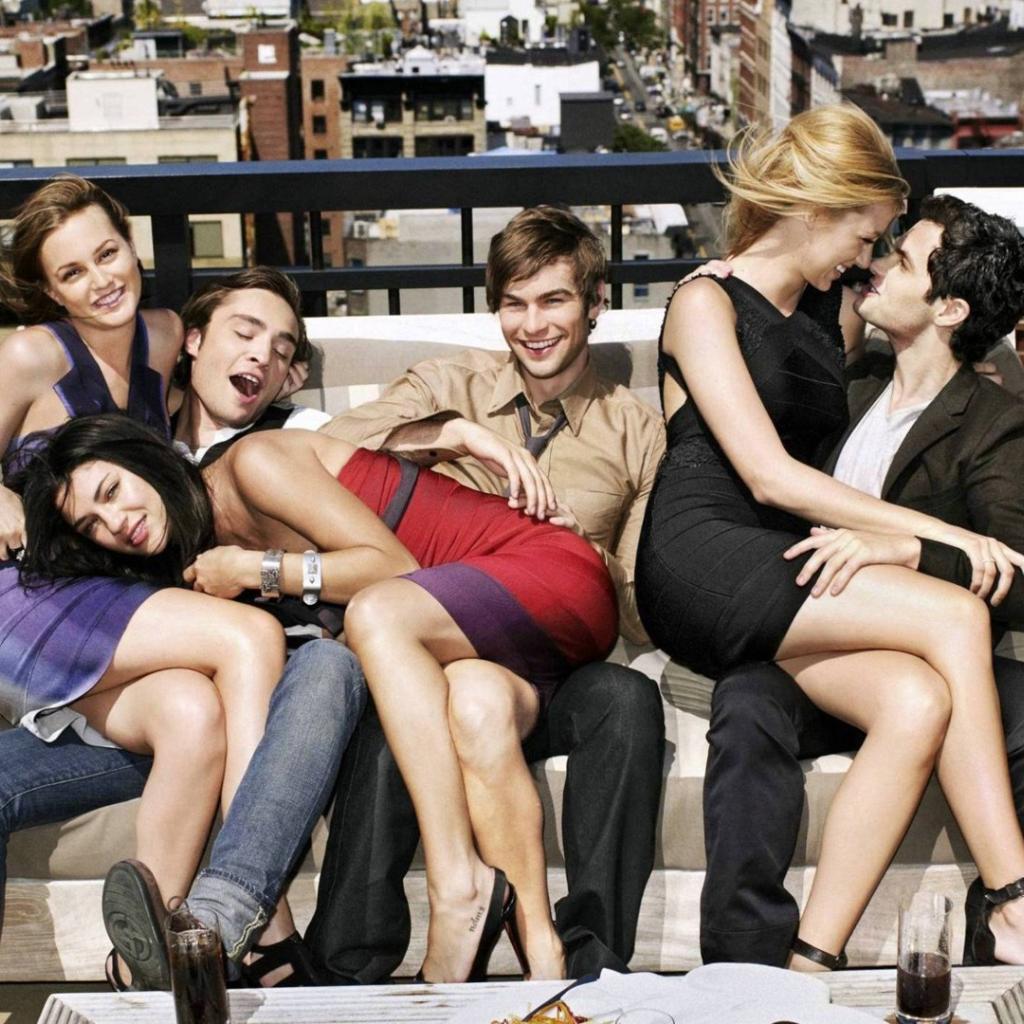 Gossip girl xoxo. Четыре Сплетницы. Gossip girl заставка. Сплетницы картинка для группы.