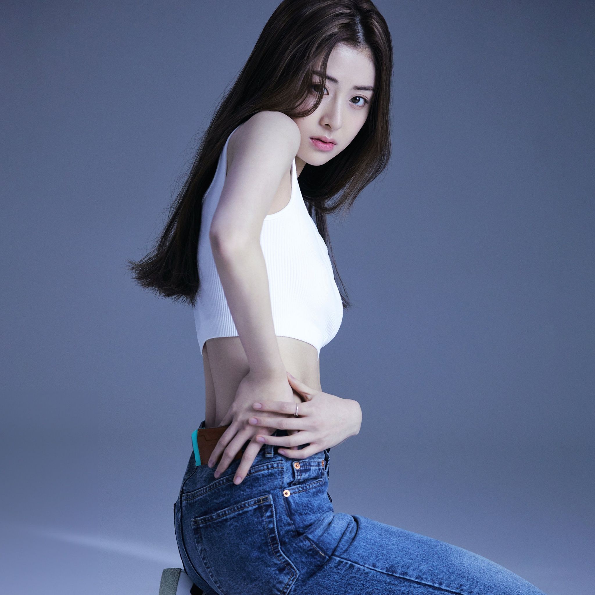 2048x2048 Huh Yunjin Wallpaper 4K, K Pop Singer