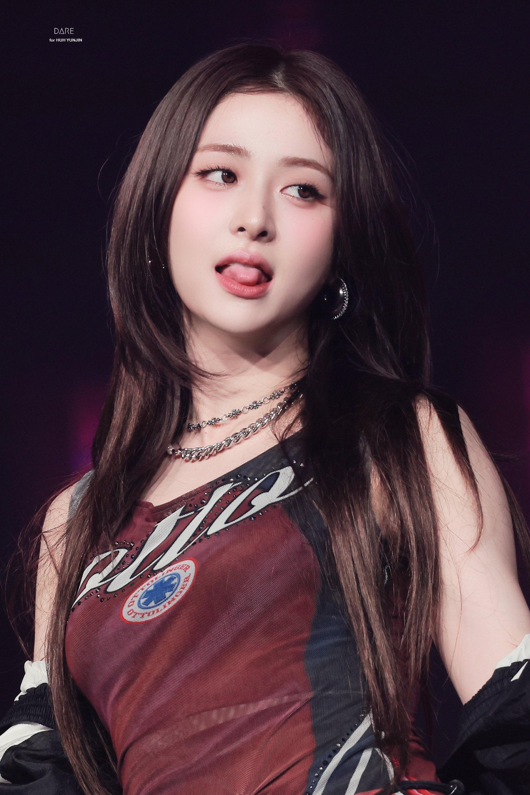 1800x2700 Weverse Con HQ photo of HUH