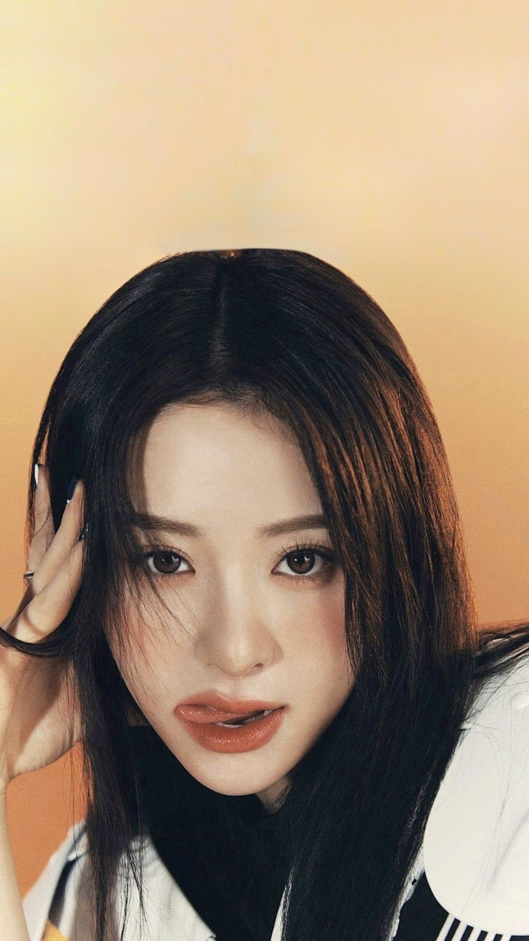 1080x1920 Huh Yunjin Phone Wallpaper