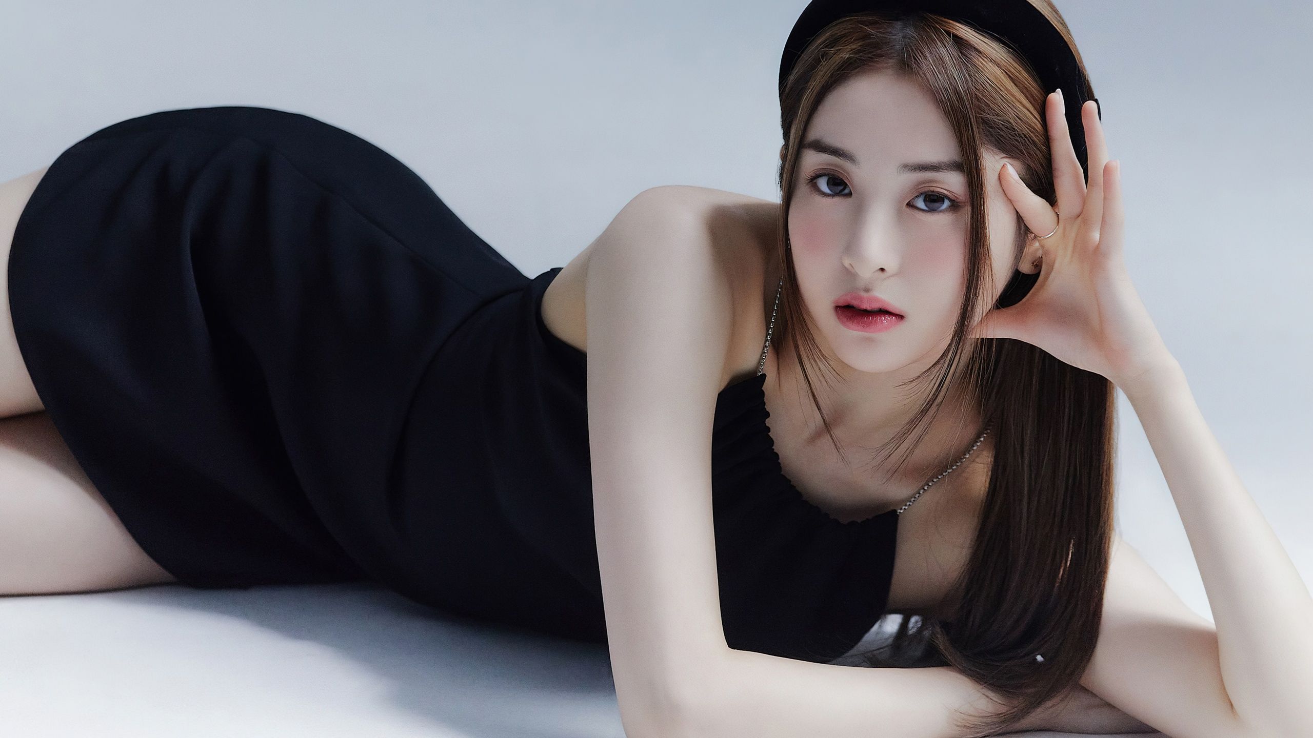 2560x1440 Huh Yunjin Wallpaper 4K, Le Sserafim, K