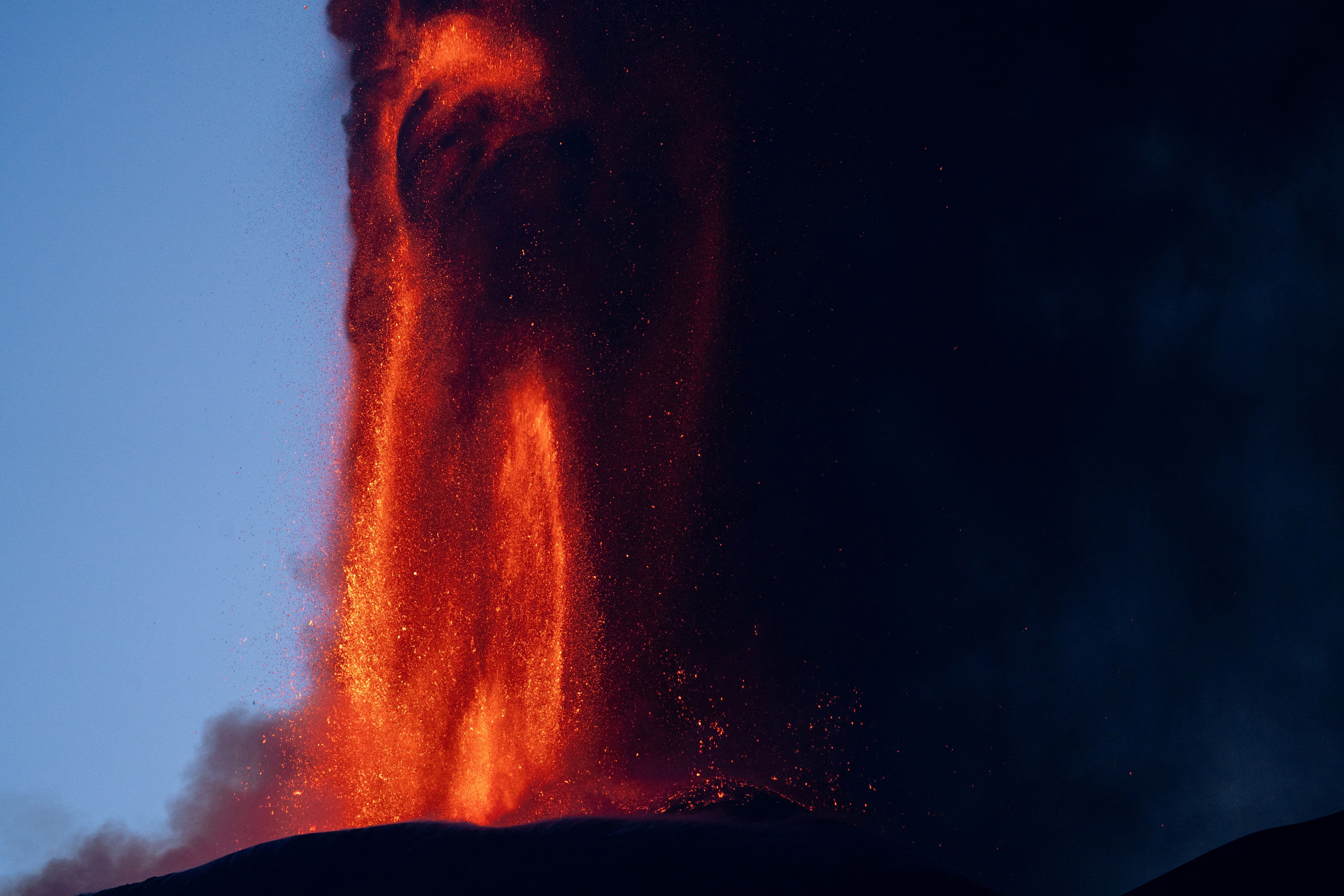 5500x3667 In picture: Mount Etna erupts