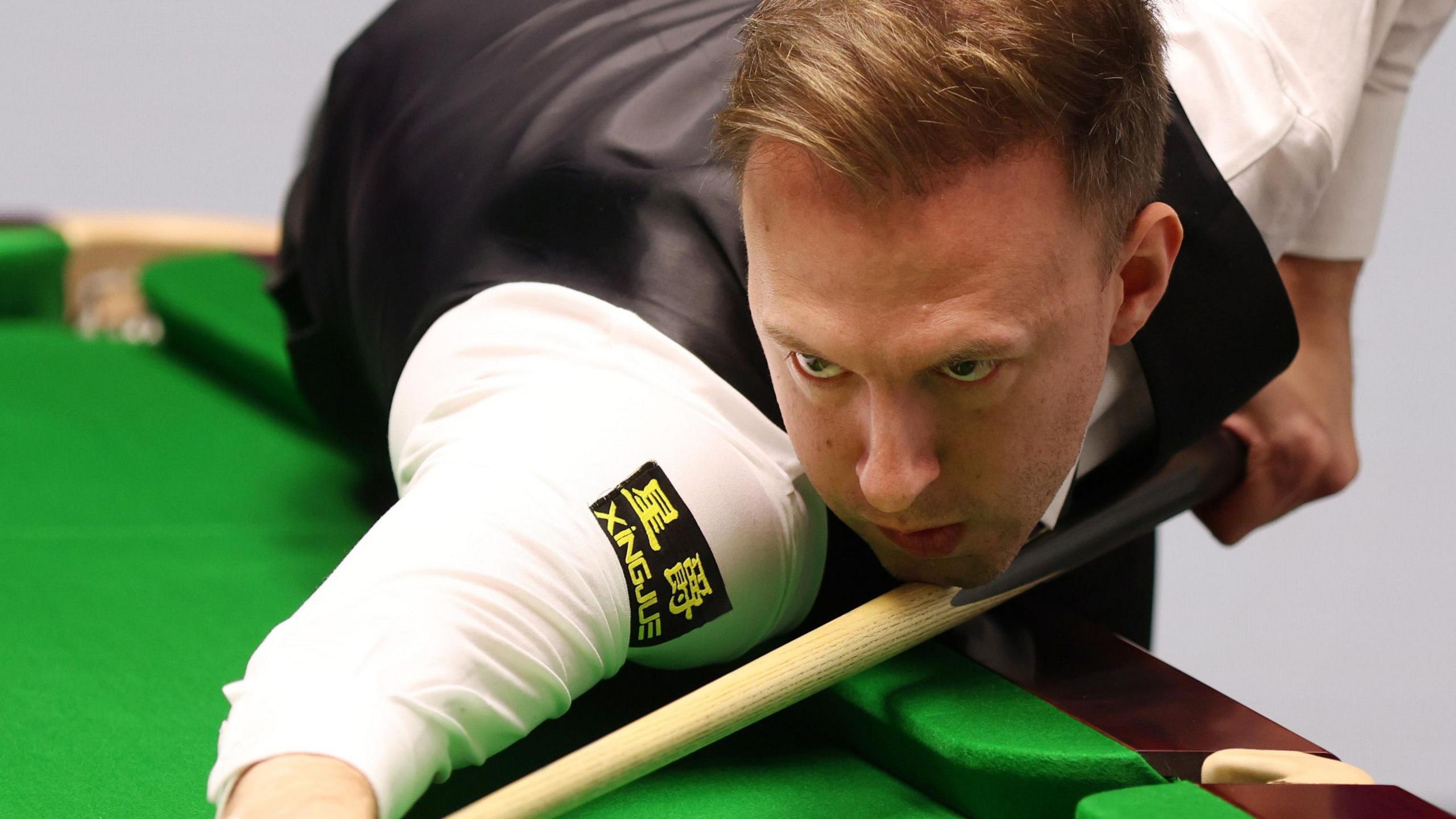 2560x1440 Wuhan Open: Judd Trump overcomes cue
