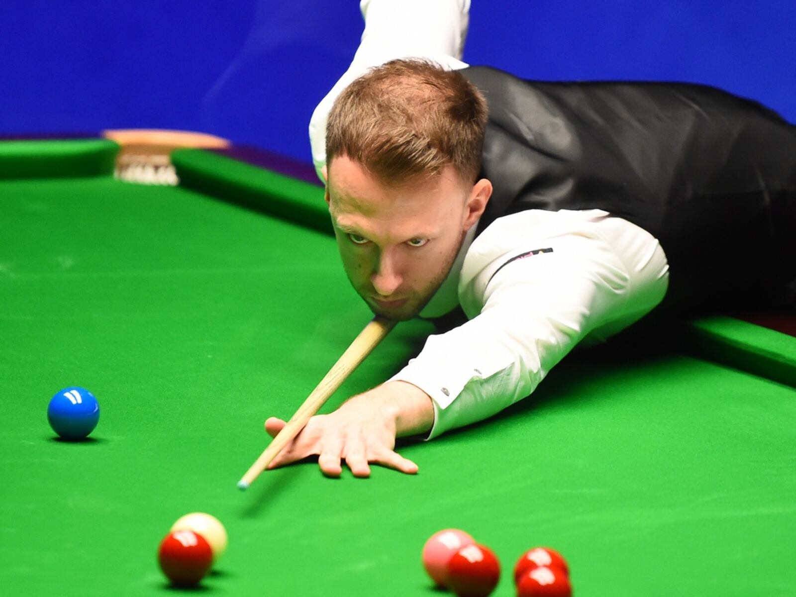 1600x1200 Judd Trump edges Ronnie O'Sullivan