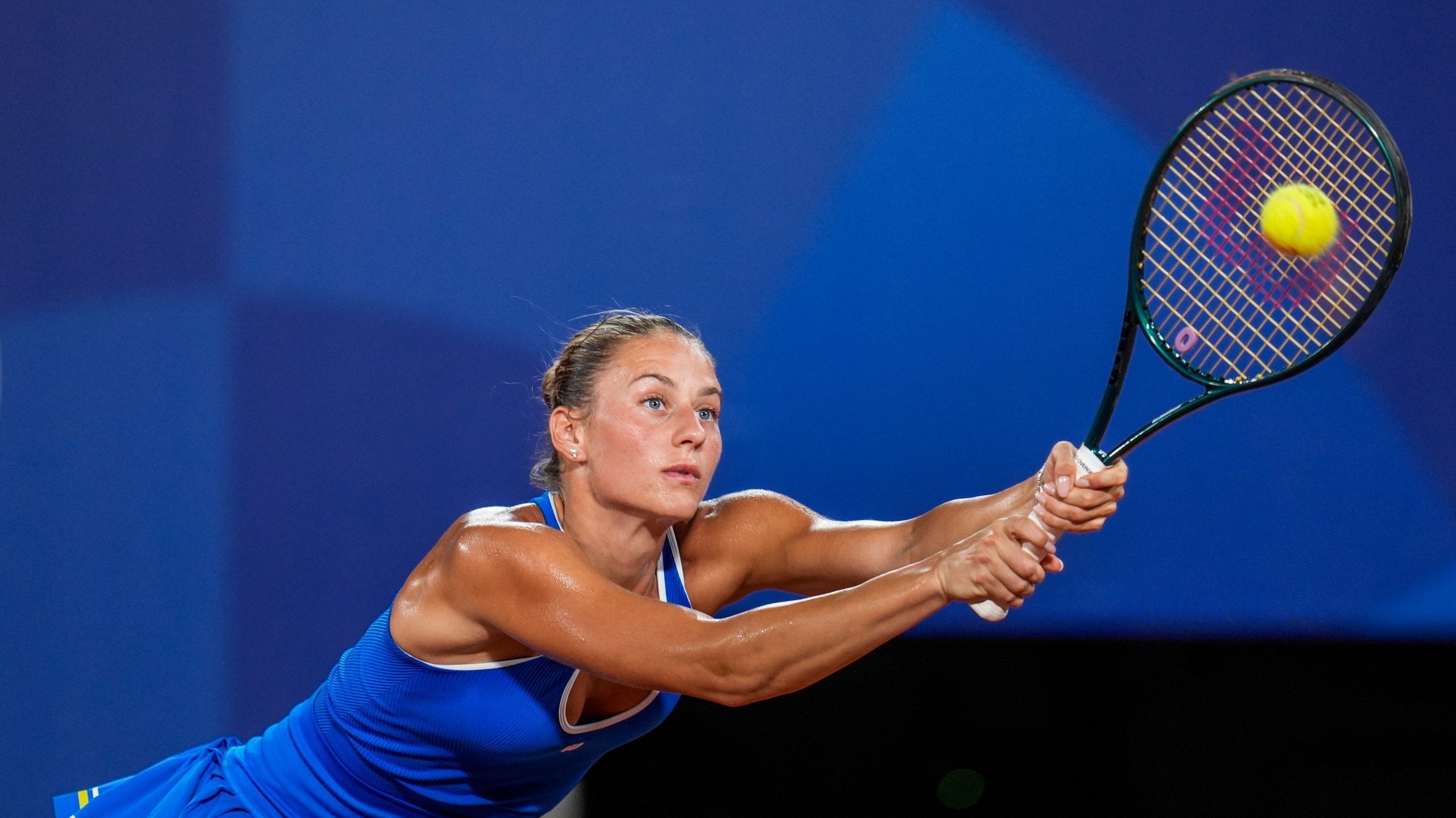 2560x1440 Iga Swiatek gets hit by a ball at