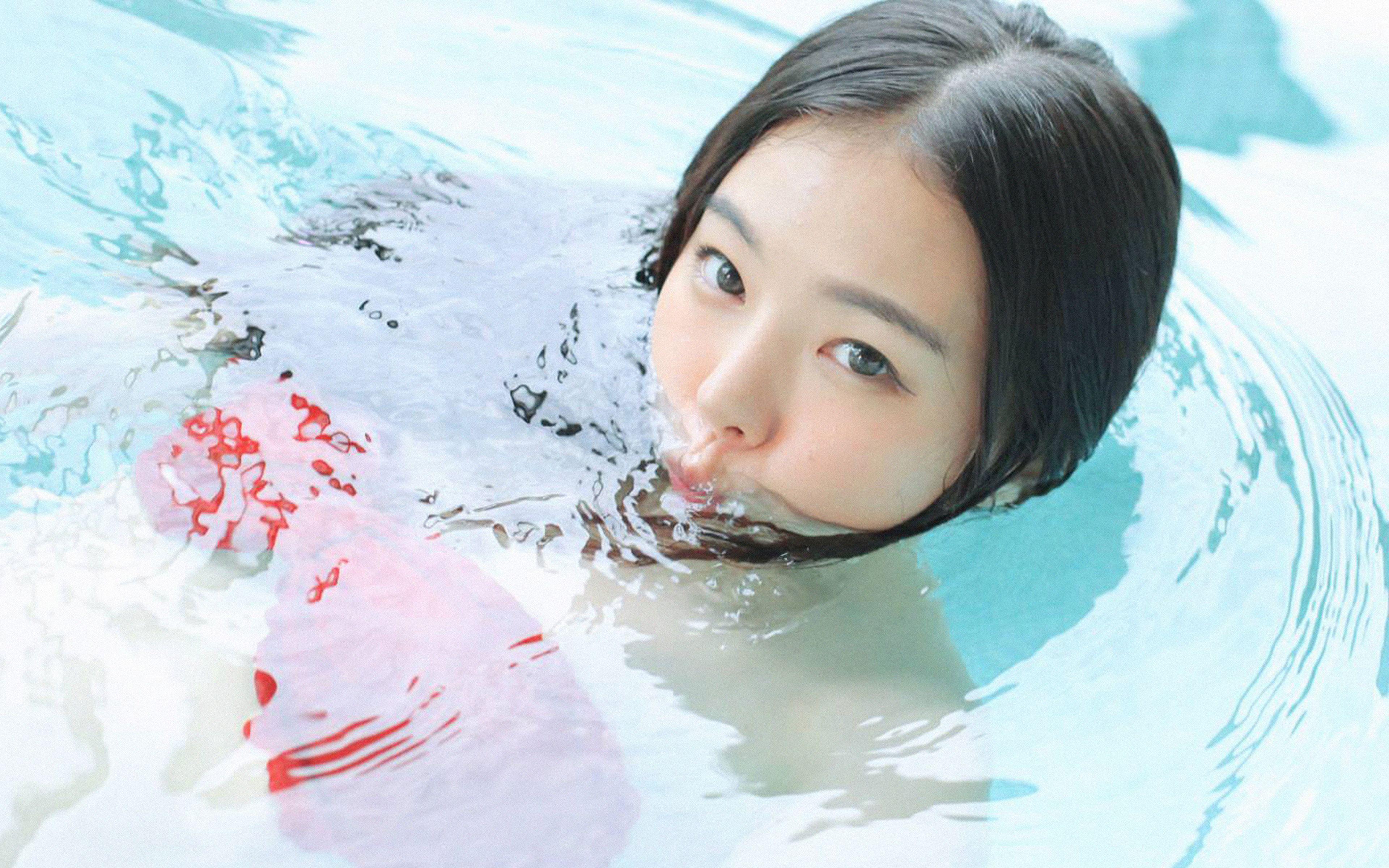 3840x2400 Kpop Hanuel Cô gái vui vẻ bơi lội