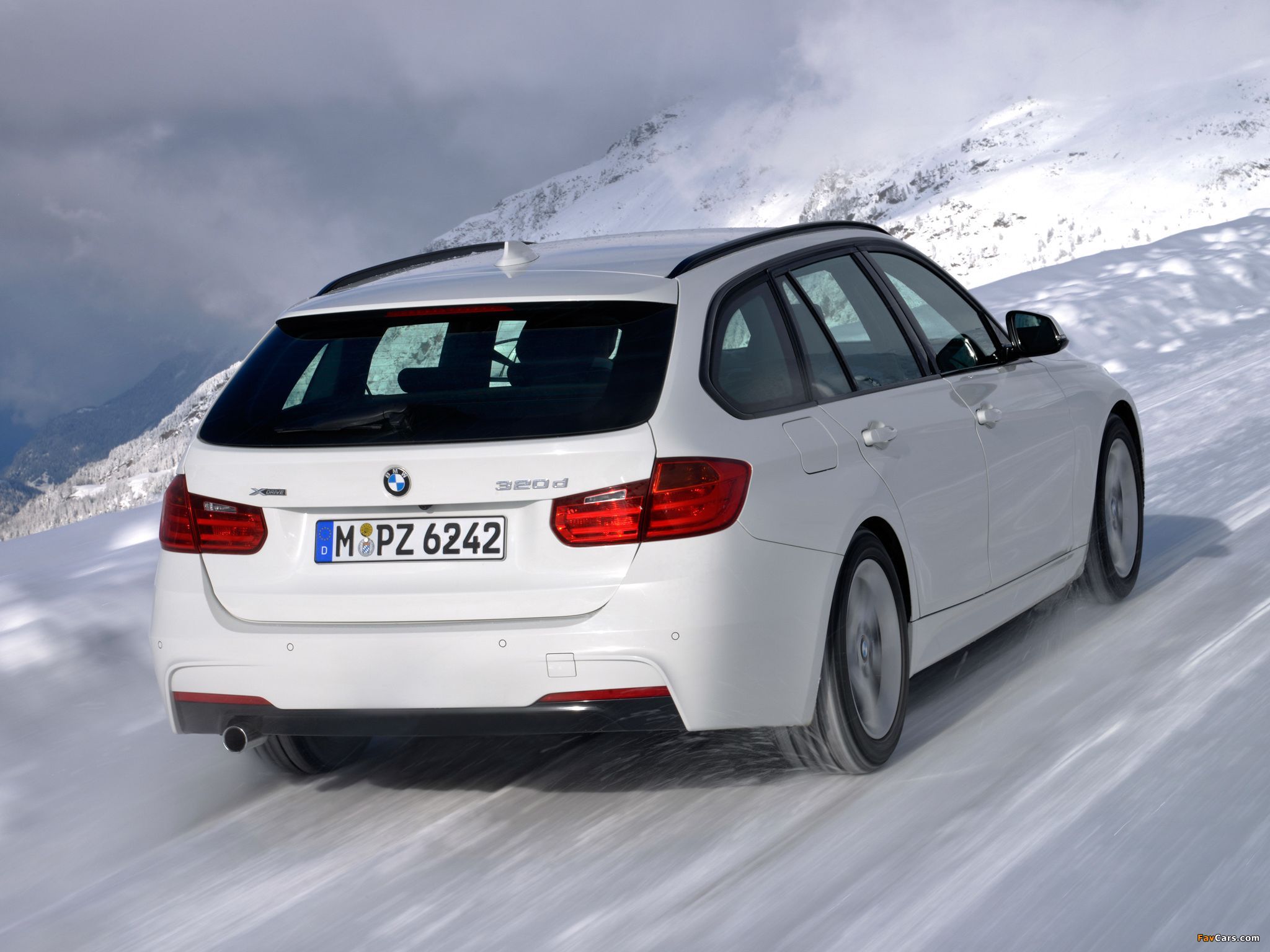 2048x1536 BMW 320d xDrive Touring M Sports