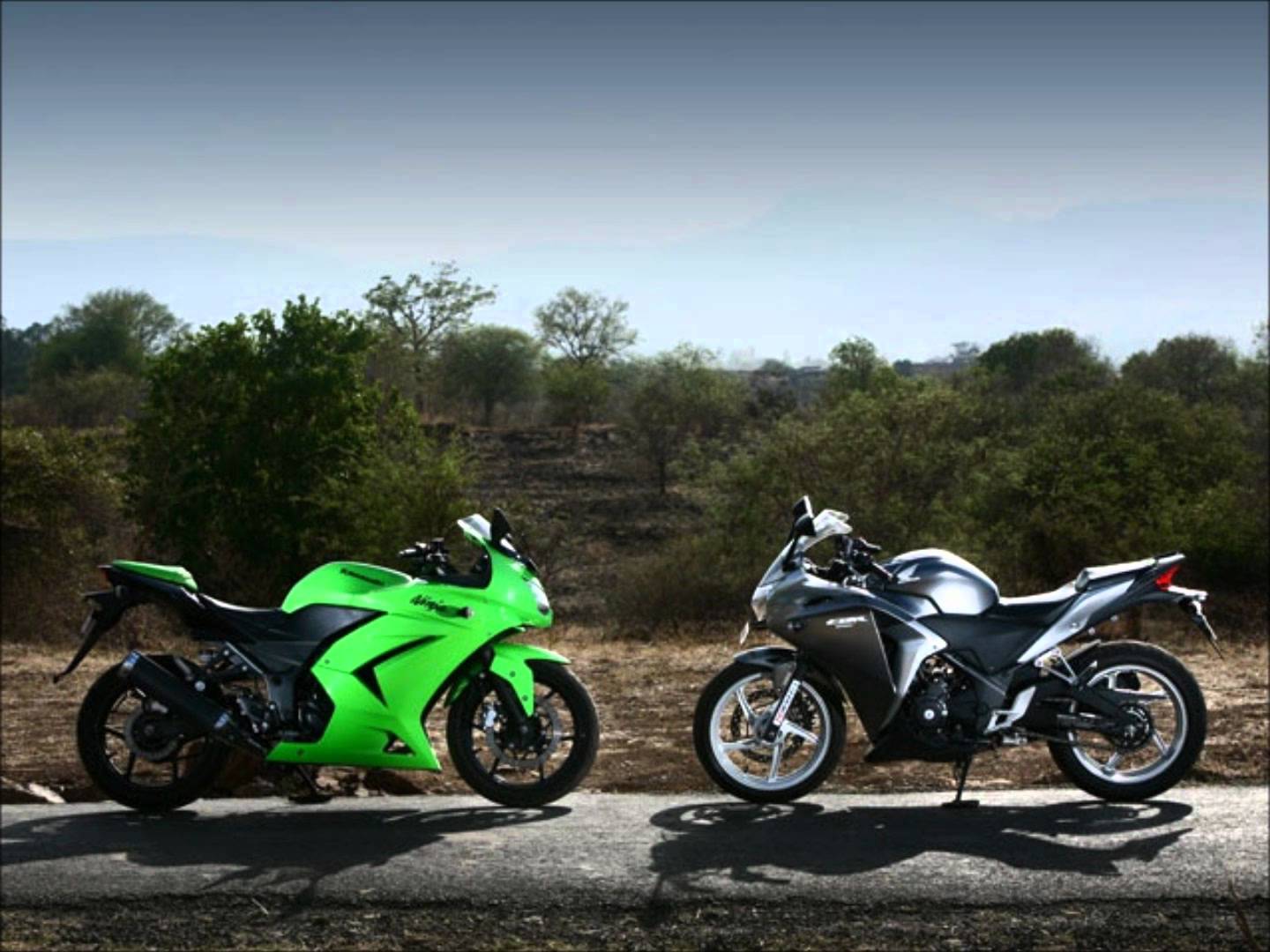 1440x1080 Kawasaki Ninja 250 R vs Honda CBR 250r