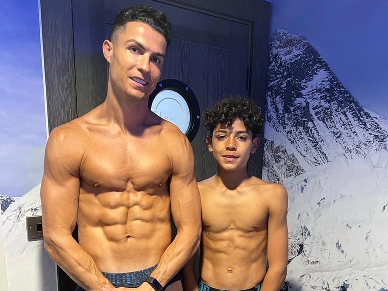 1600x1200 Cristiano Ronaldo And His Son Flaunt