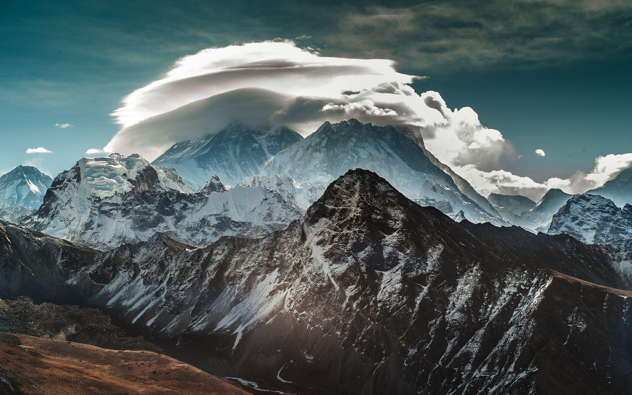 2048x1280 Mountains of Iceland wallpaper