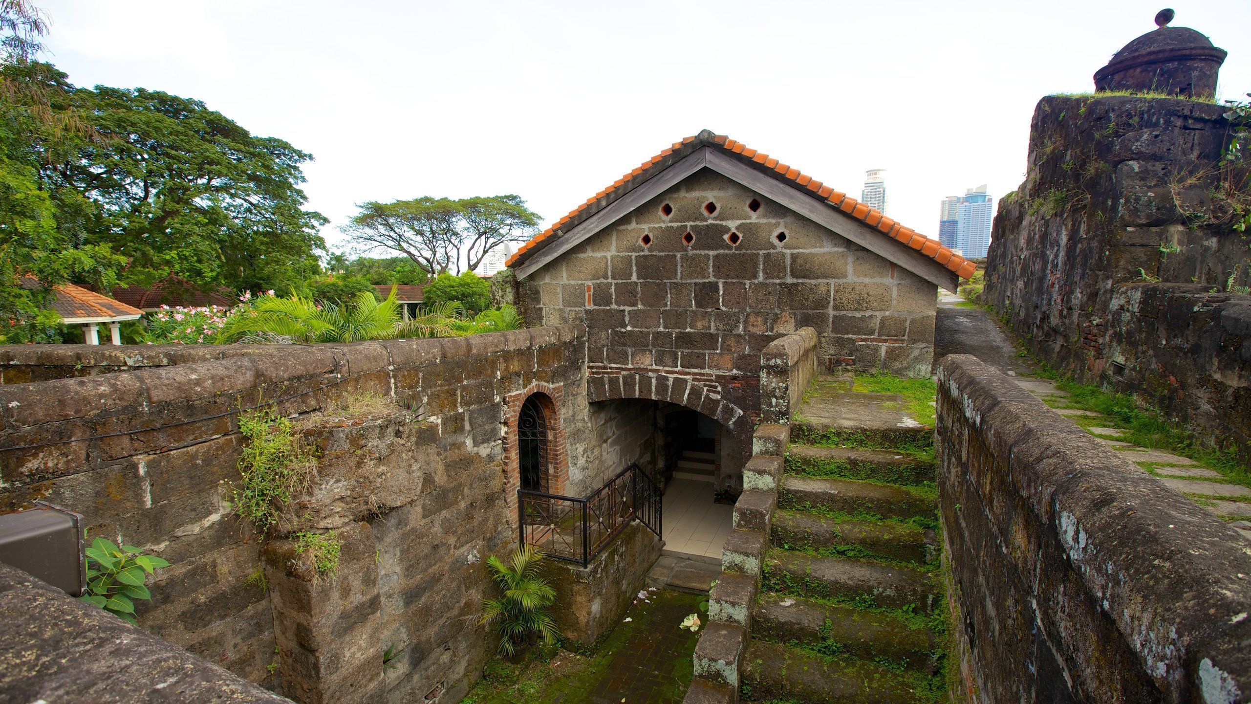 2560x1440 Intramuros, Manila Travel Guide