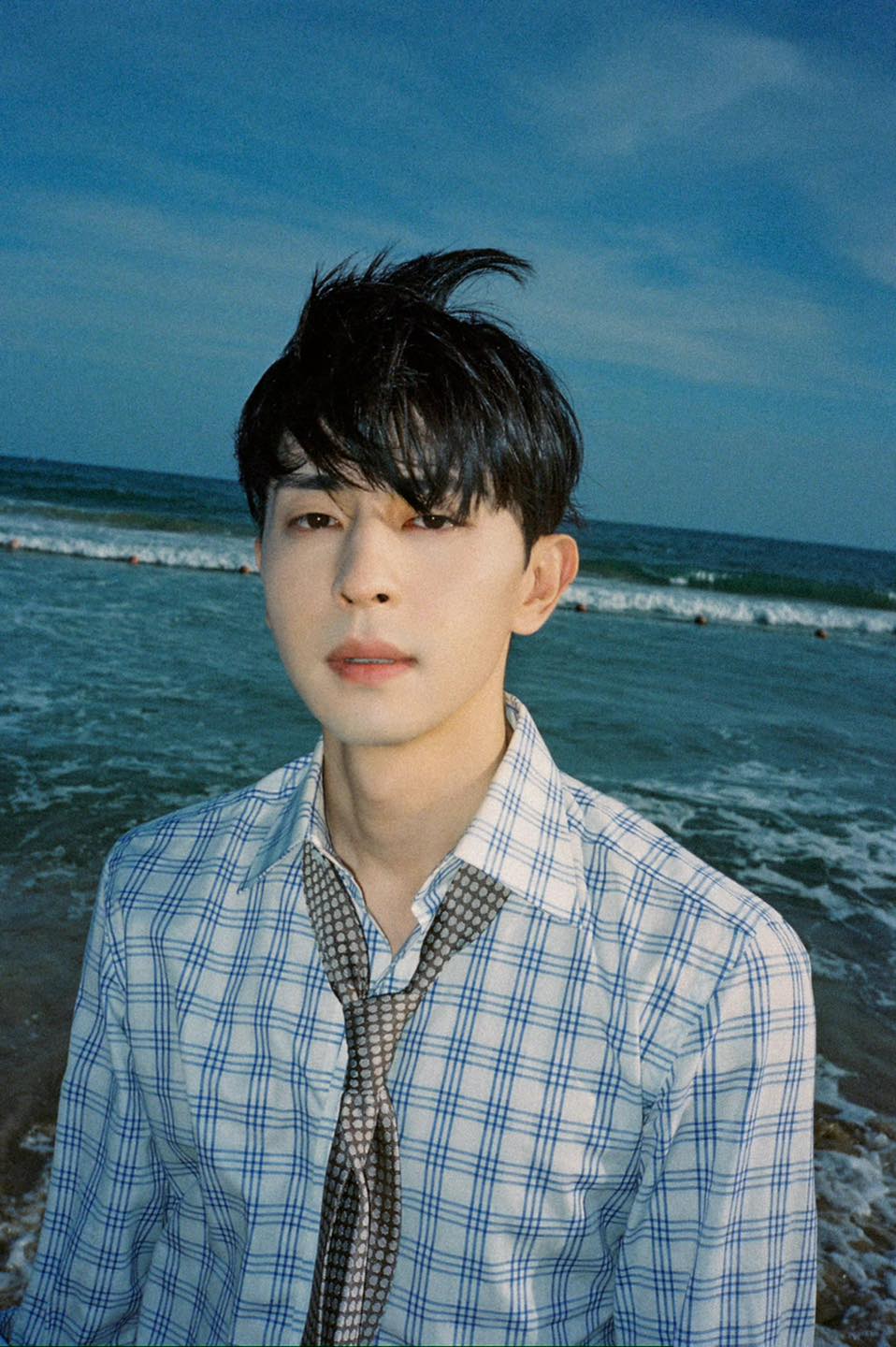 958x1440 Chinese Actor Deng Lun, Fined S$22