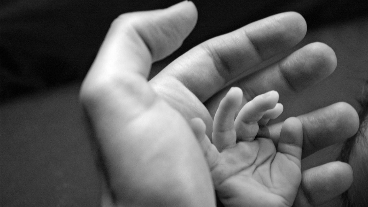 1280x720 Download wallpaper hands, father, baby