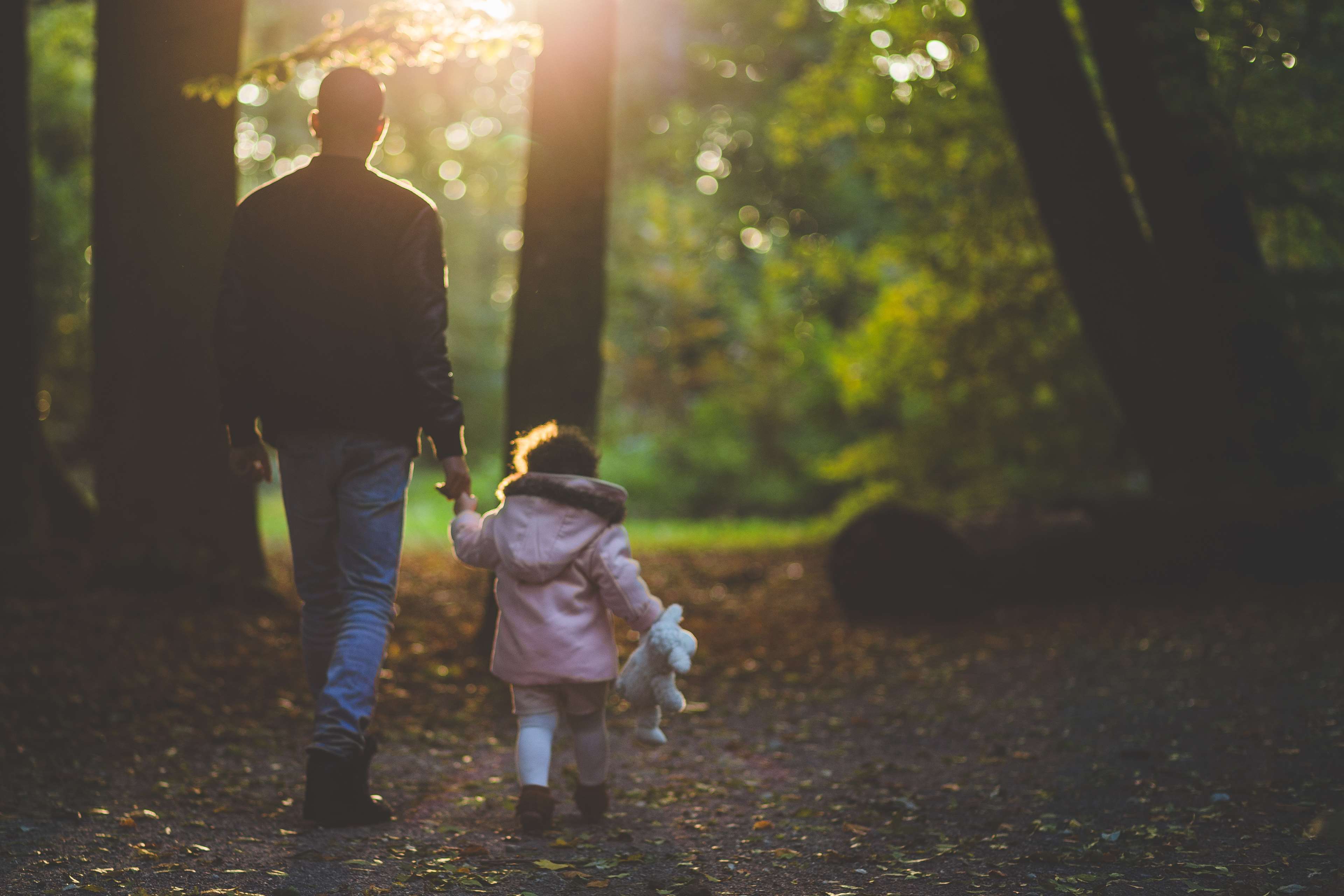 3840x2560 child, dad, daughter, fall, father