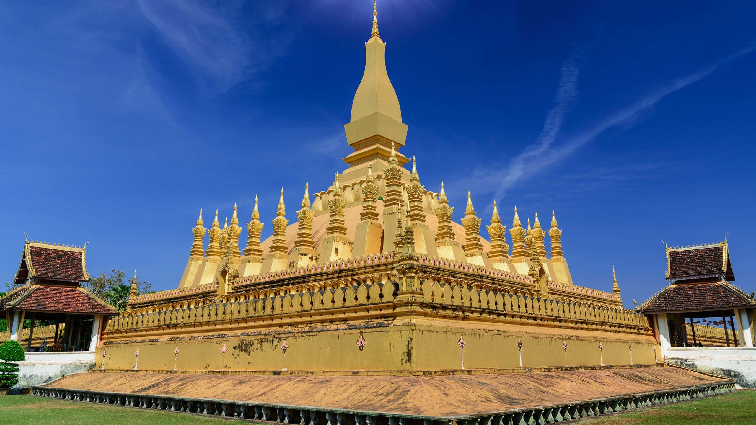 2560x1440 Luang Vientiane Attraction Wallpaper