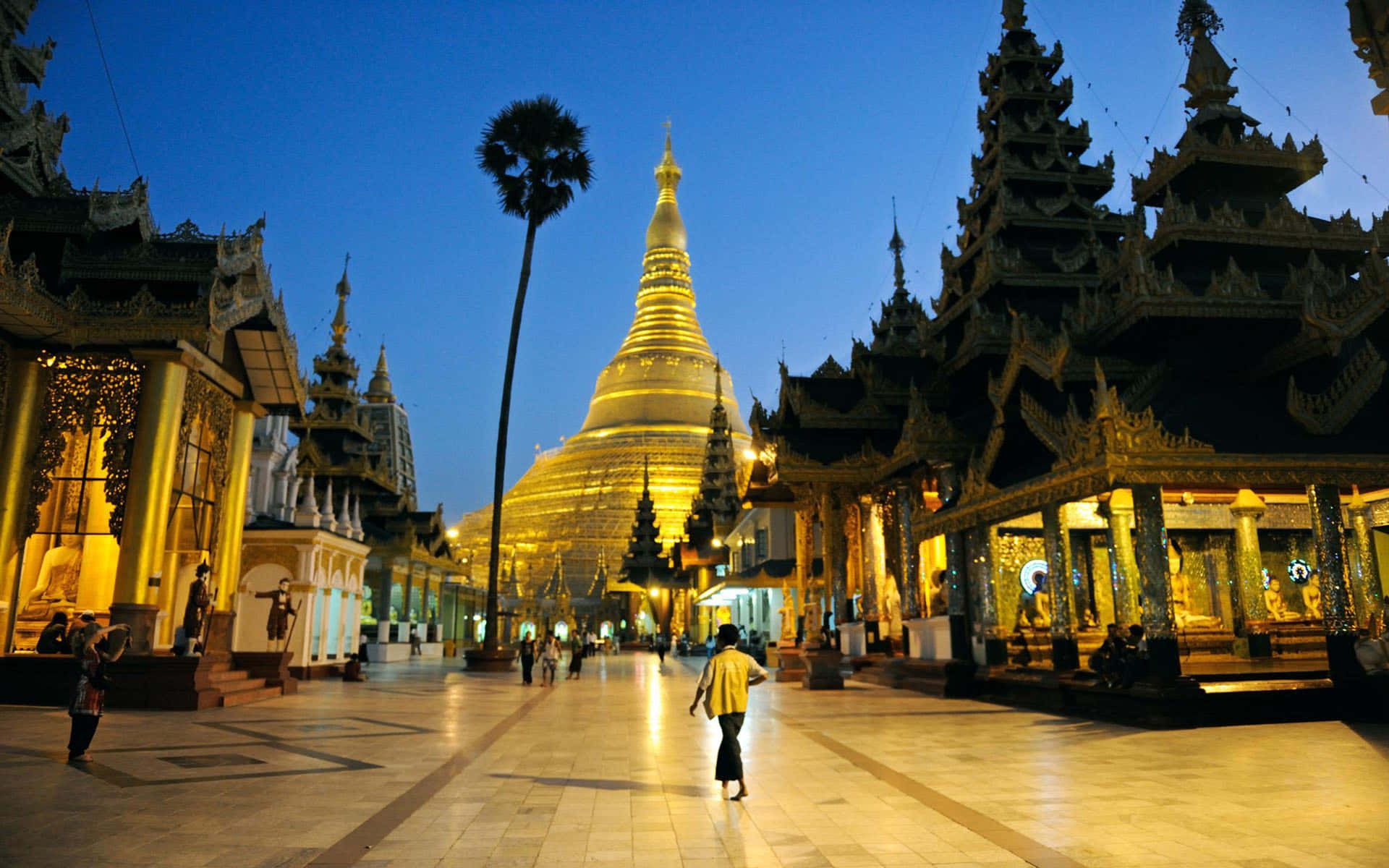 1920x1200 Shwedagon Pagoda In Vientiane Wallpaper
