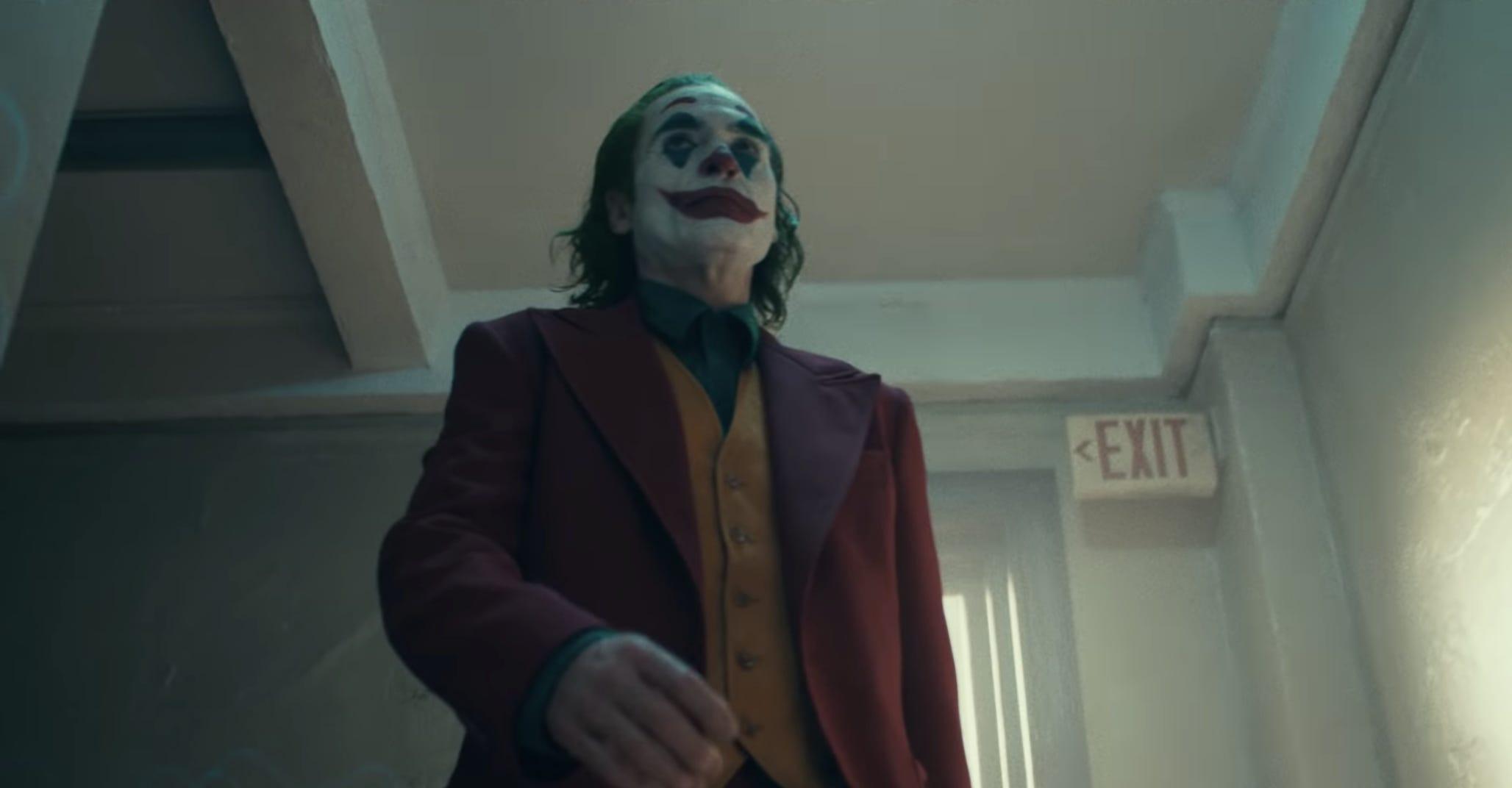 2056x1072 First For Joaquin Phoenix 'Joker' Movie Looks Wild