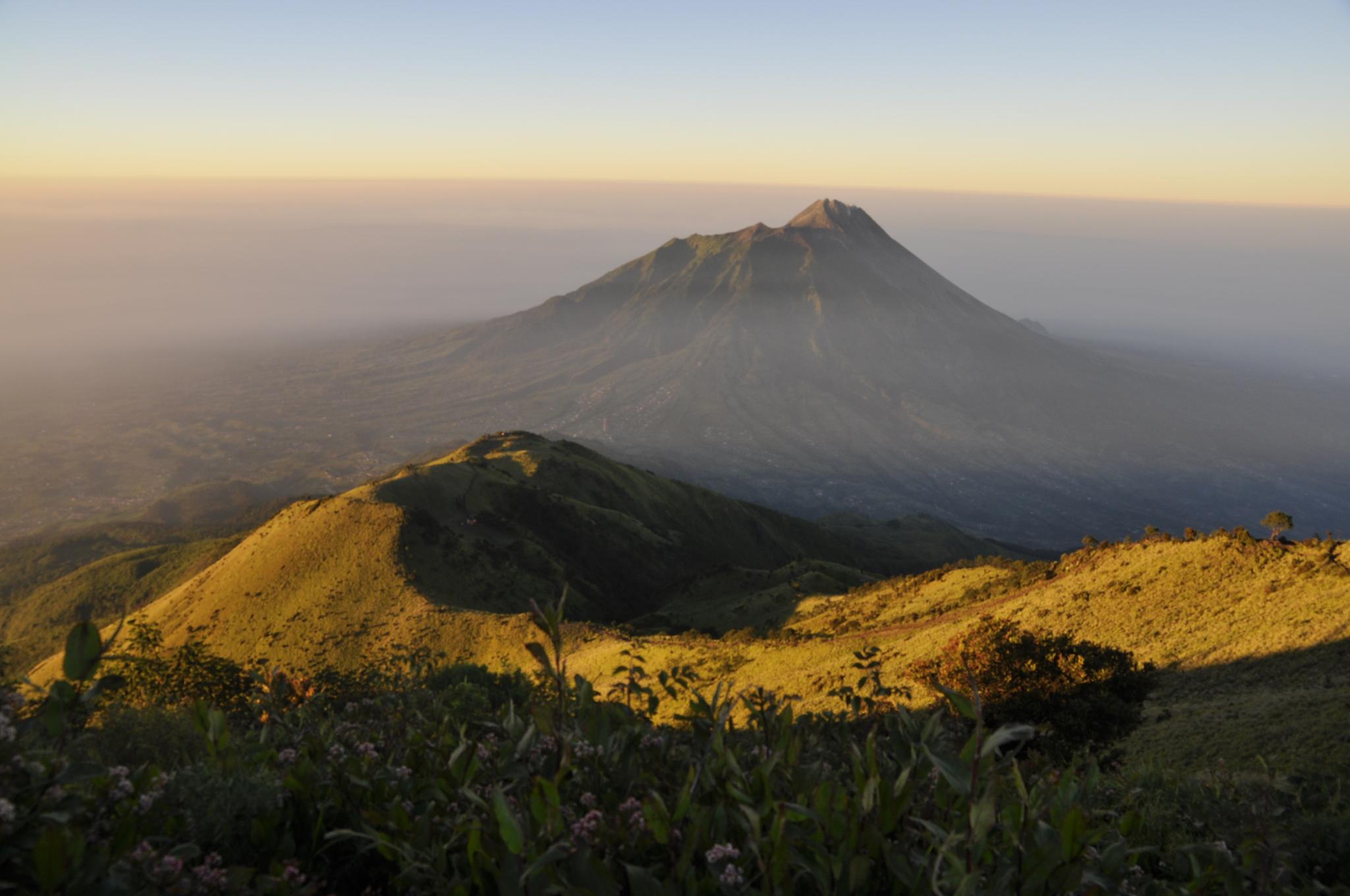 2048x1360 Mount Merbabu Wallpaper