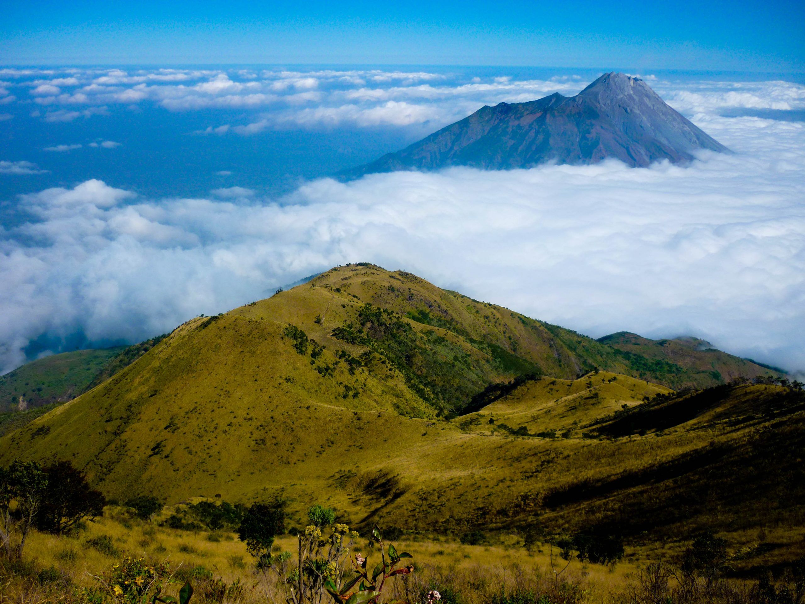 2560x1920 Volcano Trekking Mount Merbabu