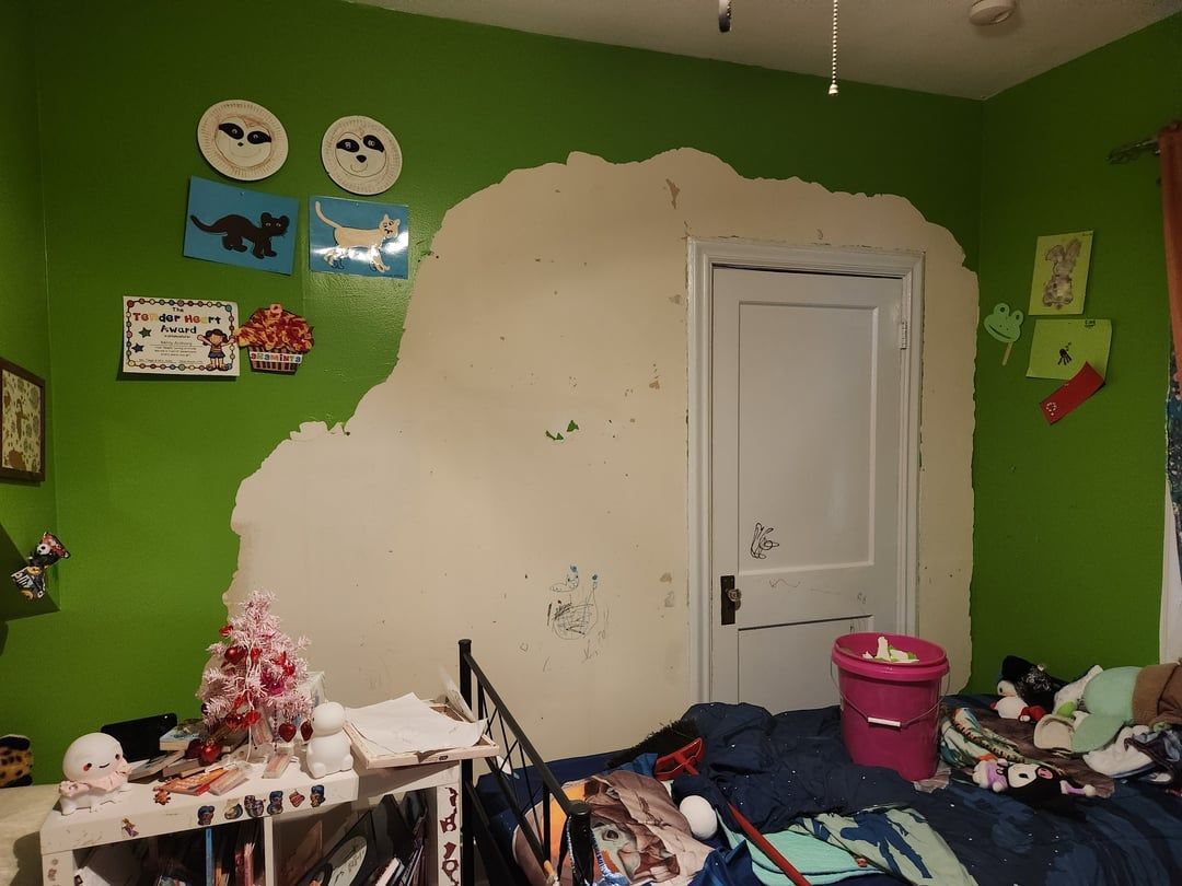 1080x810 Kids pulled the painted wallpaper off